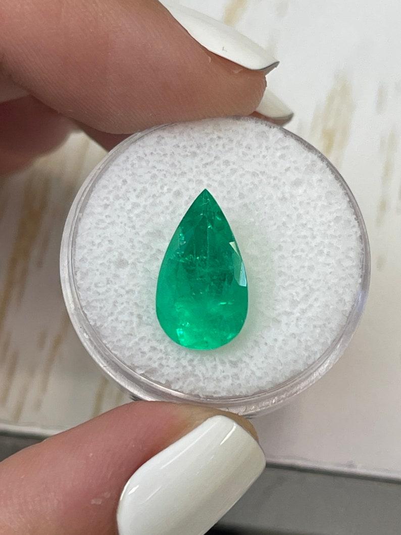 A. Stone: Smeraldo
Peso: 4,46 carati
Forma: Taglio a pera
Chiarezza: Trasparente
Lucentezza: Molto buono
Colore: Verde medio giallastro
Misure: 14,95 mm x 8,60 mm x 7,16 mm
Origine geografica: Colombia
Trattamento: Naturale, oliatura

Commenti: A