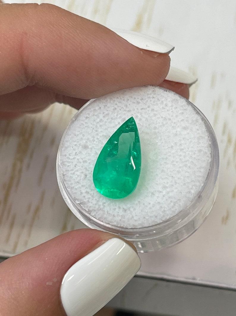 Moderno 4,46 Ct 15x9 Taglio a pera Smeraldo colombiano verde giallastro - Vera pietra di nascita di maggio in vendita