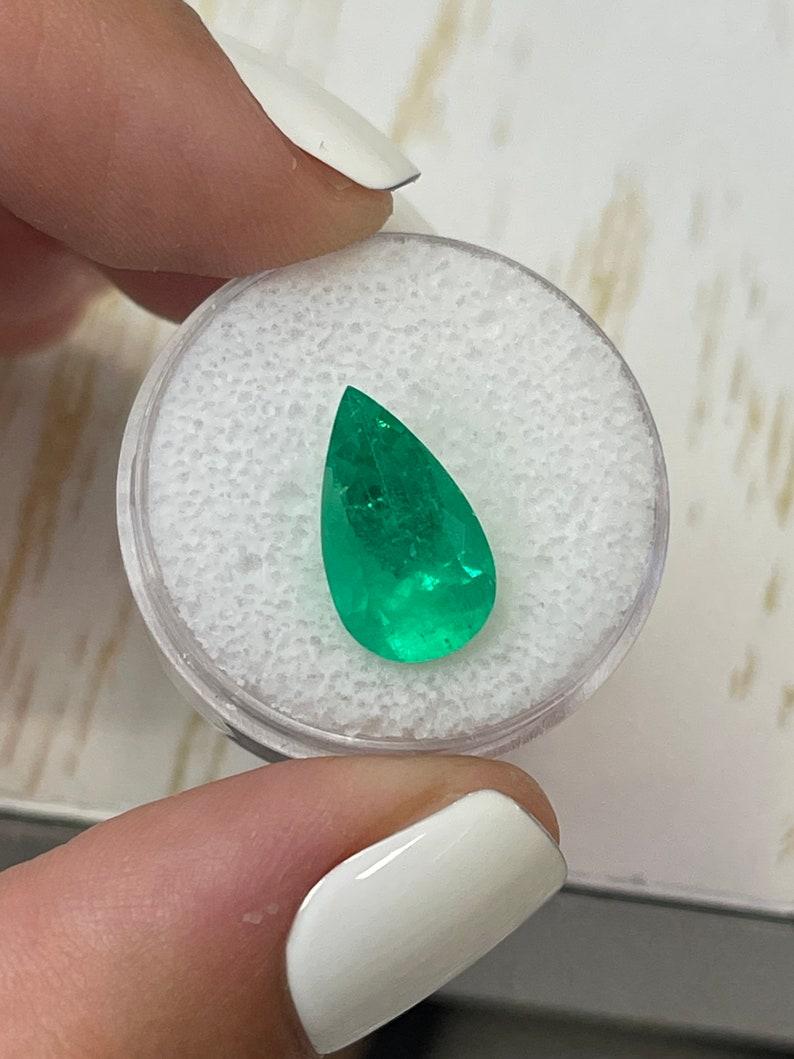 Taglio a goccia 4,46 Ct 15x9 Taglio a pera Smeraldo colombiano verde giallastro - Vera pietra di nascita di maggio in vendita