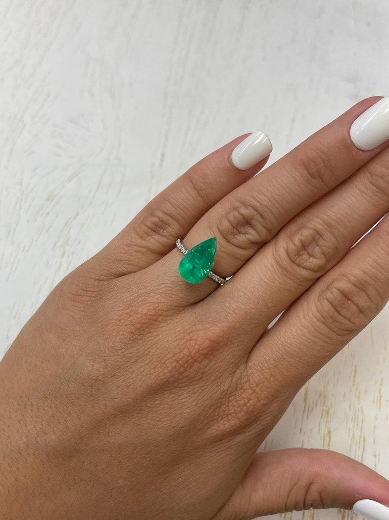 4,46 Ct 15x9 Taglio a pera Smeraldo colombiano verde giallastro - Vera pietra di nascita di maggio in vendita 1