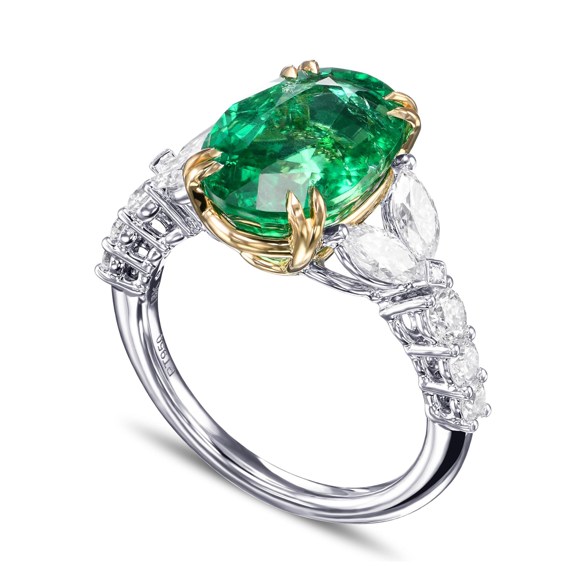 Moderne 4.46 cts GIA Certified Oval Emerald and Diamond Side-stone Ring (bague à pierres latérales) en vente