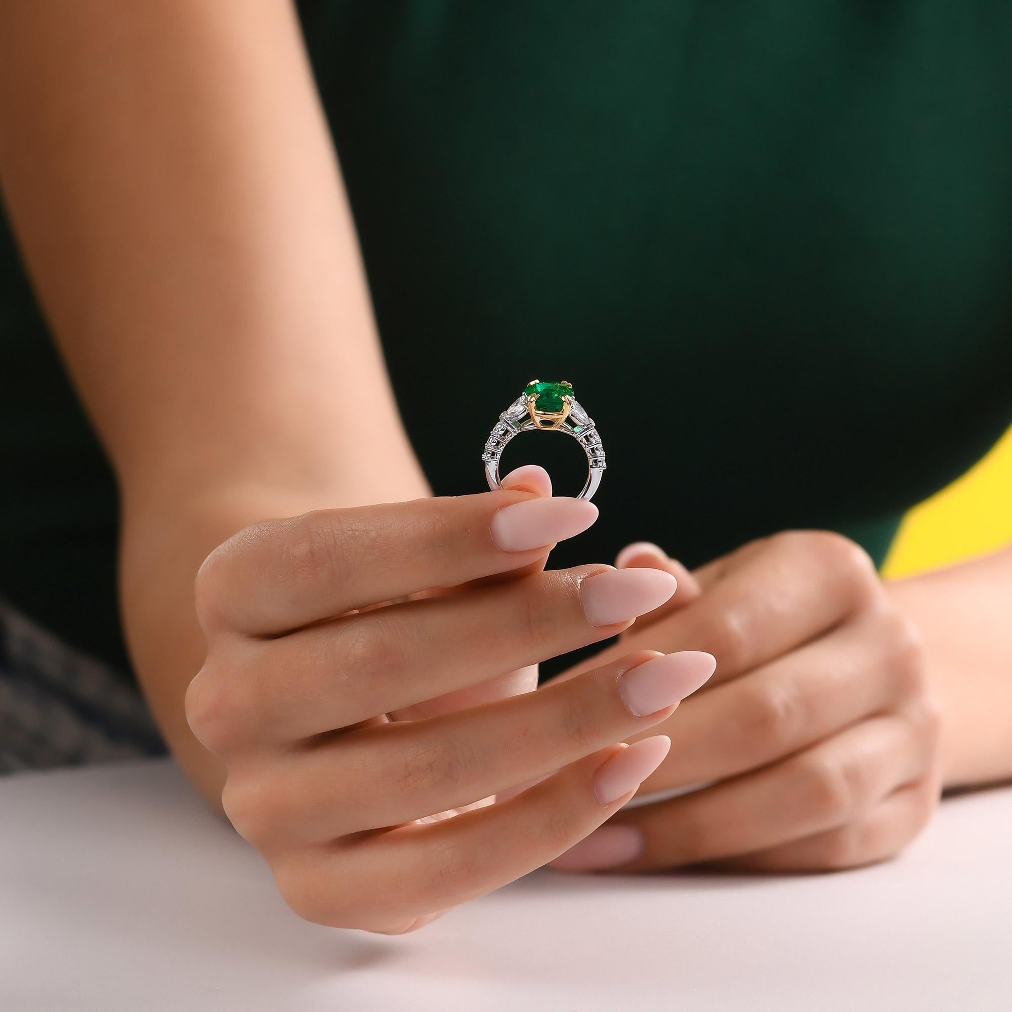 4.46 cts GIA Certified Oval Emerald and Diamond Side-stone Ring (bague à pierres latérales) en vente 1