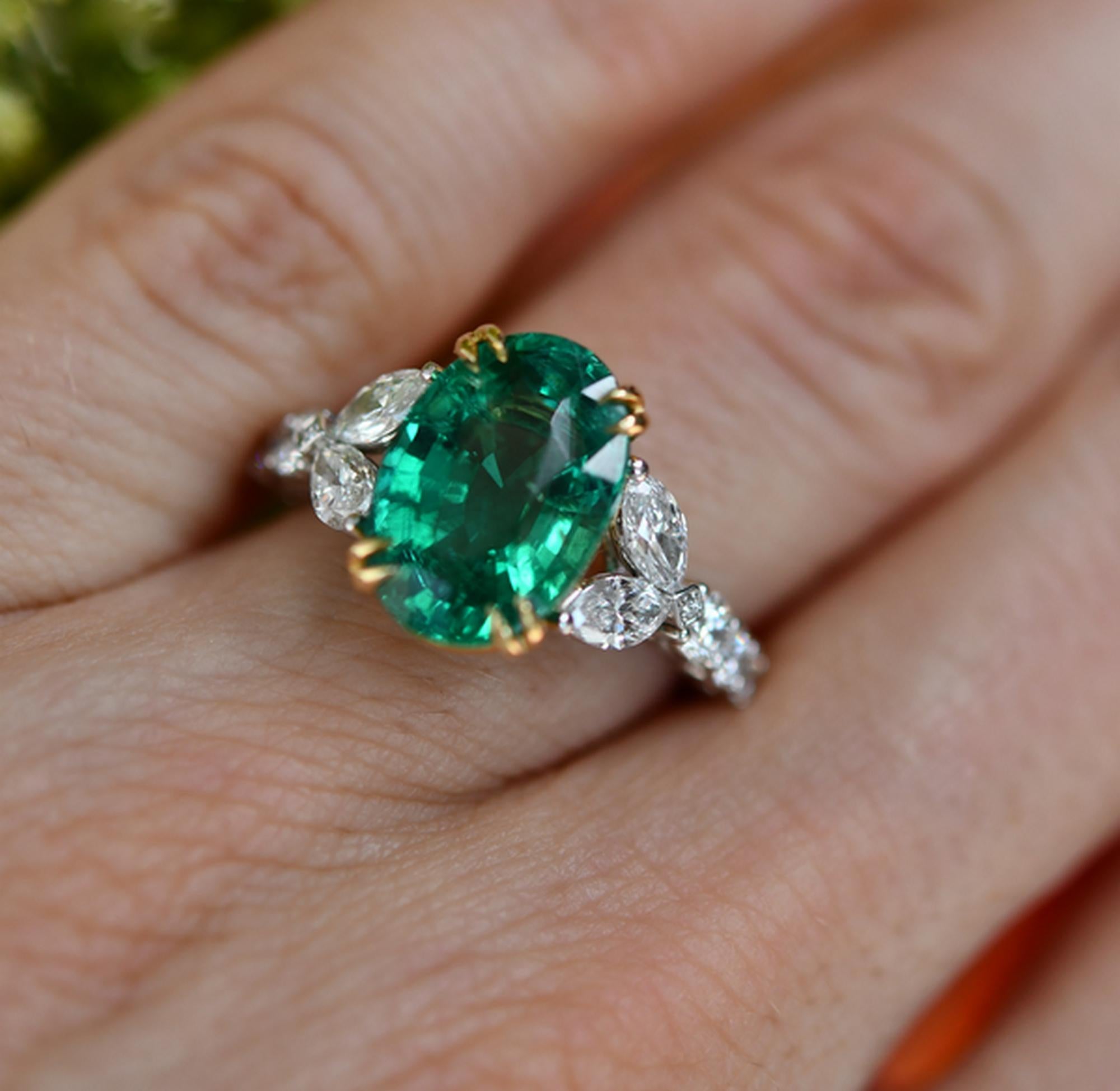 4.46 cts GIA Certified Oval Emerald and Diamond Side-stone Ring (bague à pierres latérales) en vente 2