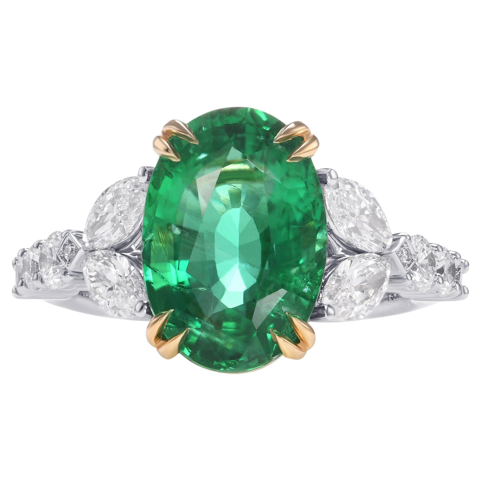 Anello con smeraldo ovale e pietra laterale di diamante da 4,46 carati certificato GIA