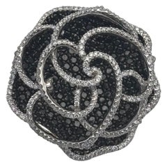 Anillo de cóctel con motivos florales de 4,46 quilates de diamantes negros naturales y 1,07 quilates de diamantes blancos