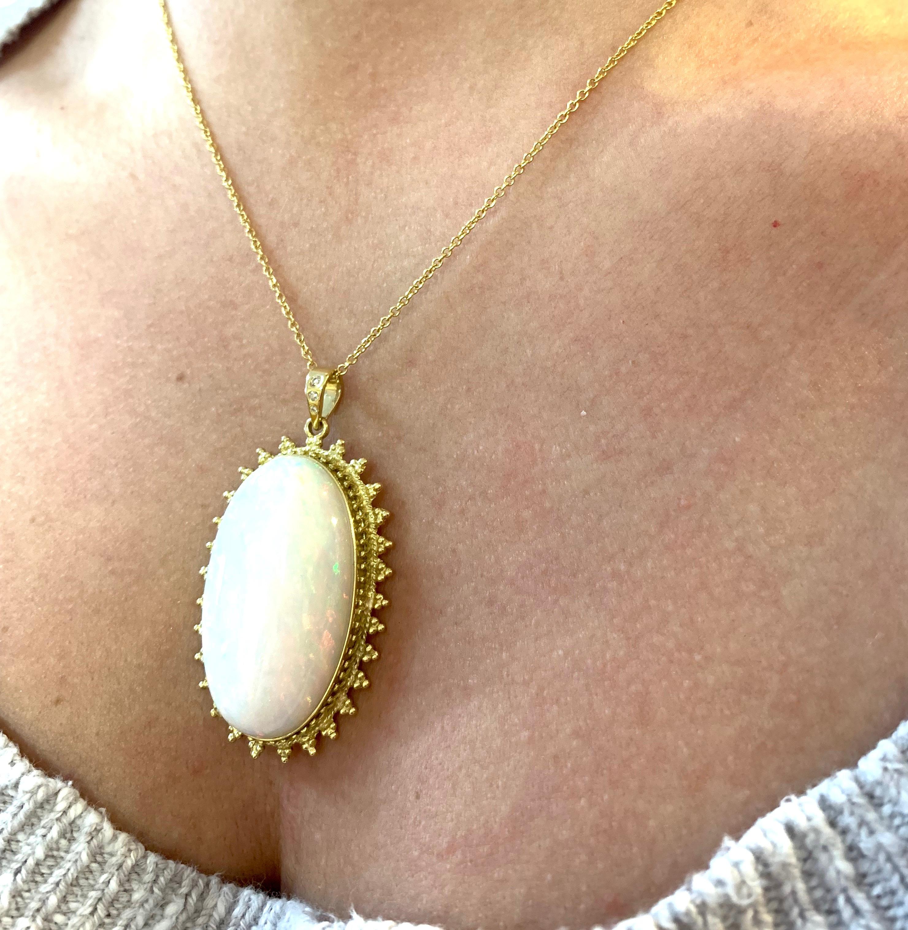 44,60 Karat ovaler Opal- und Diamant-Anhänger aus 18 Karat Gelbgold im Angebot 4
