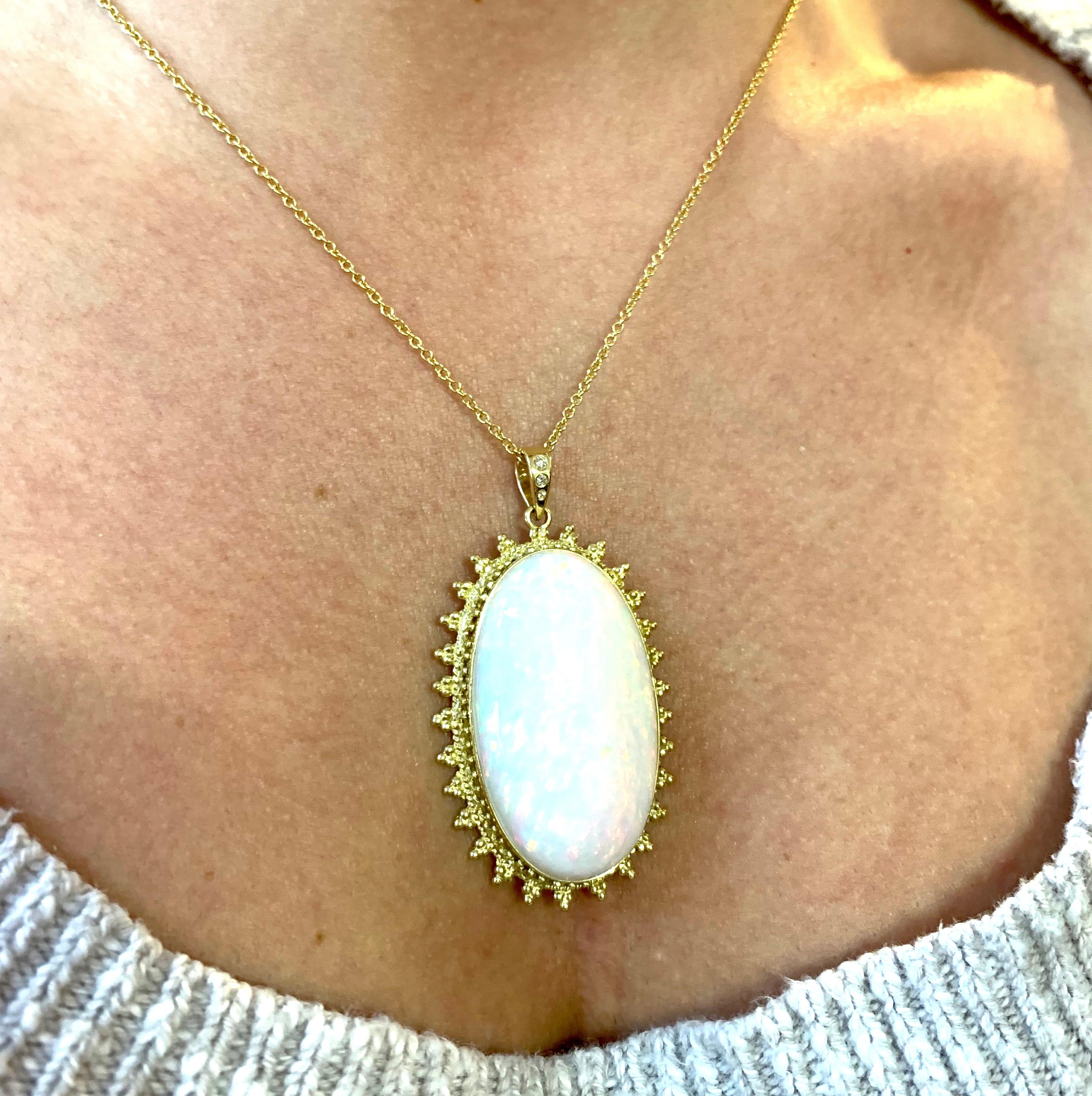 44,60 Karat ovaler Opal- und Diamant-Anhänger aus 18 Karat Gelbgold im Angebot 5