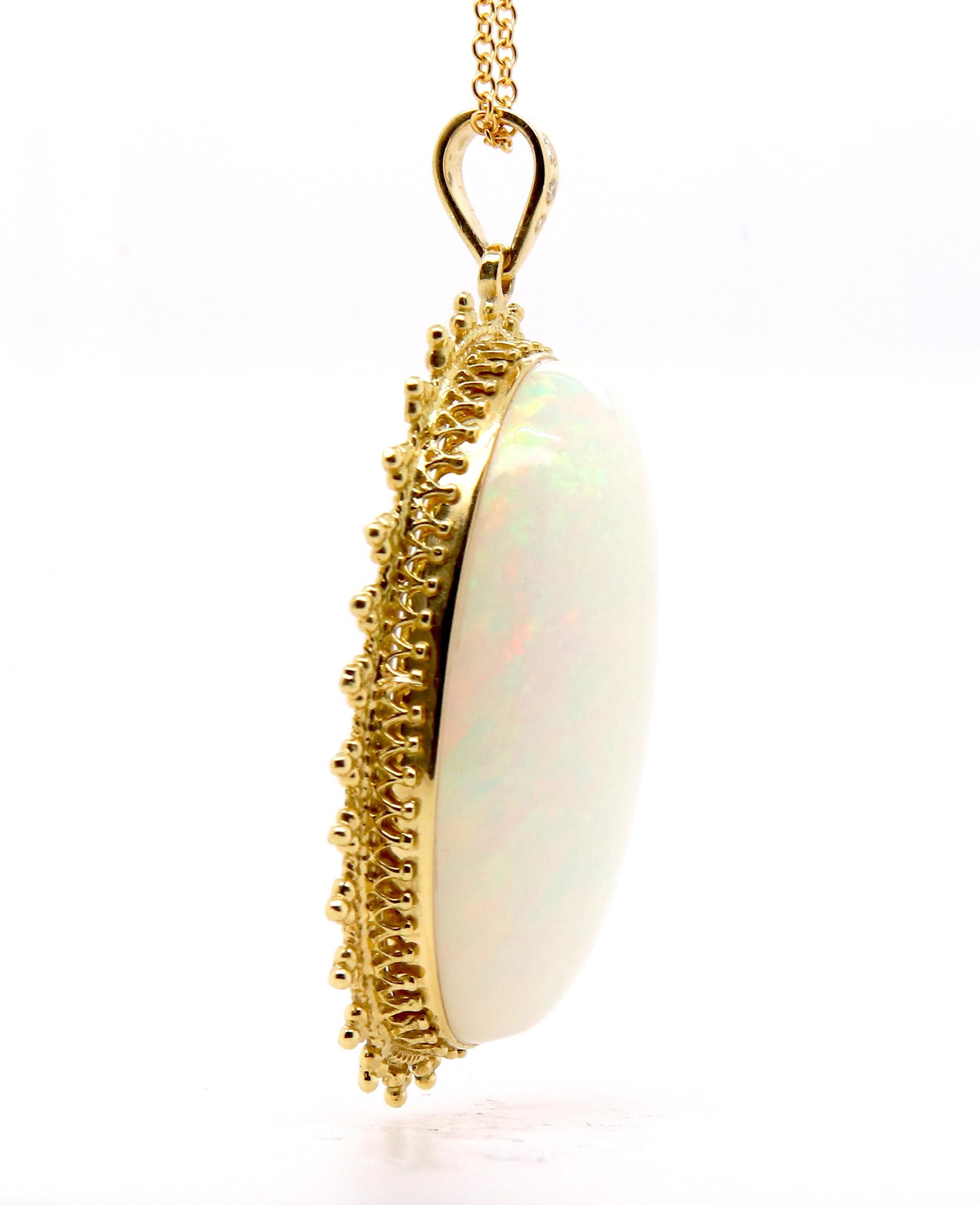 MATERIAL: 18K Gelbgold 
Details zum Mittelstein: 44,60 Karat Oval geformter Opal - 38 x 22 mm
Diamanten:  3 runde Diamanten von 0,04 Karat.  SI-Qualität /  H-I Farbe

In diesem atemberaubenden Schmuckstück trifft feines, einzigartiges Kunsthandwerk