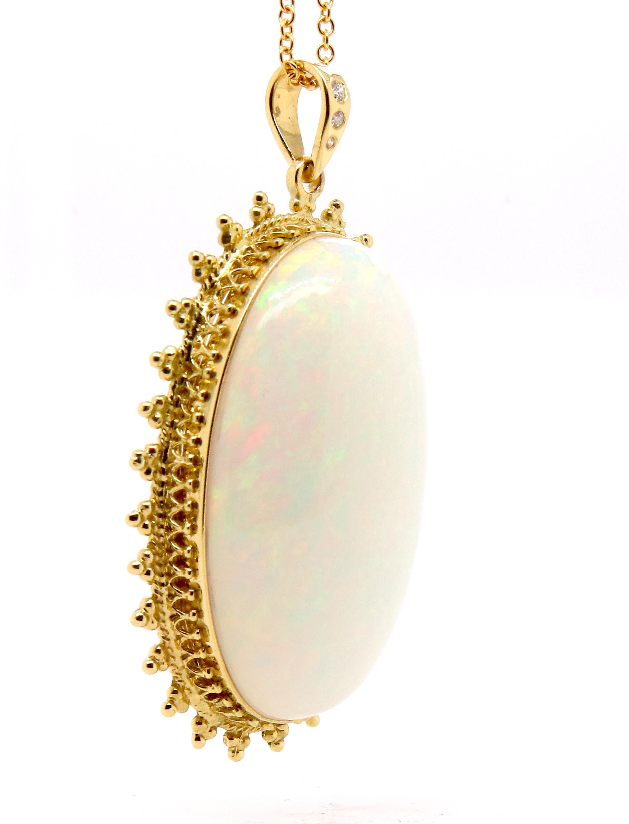 44,60 Karat ovaler Opal- und Diamant-Anhänger aus 18 Karat Gelbgold (Zeitgenössisch) im Angebot