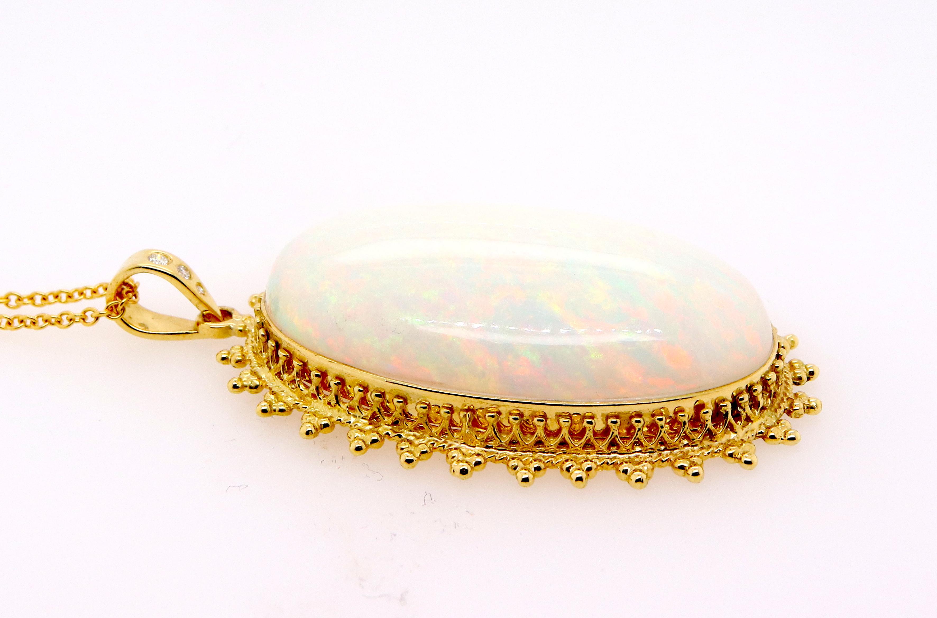 44,60 Karat ovaler Opal- und Diamant-Anhänger aus 18 Karat Gelbgold (Ovalschliff) im Angebot
