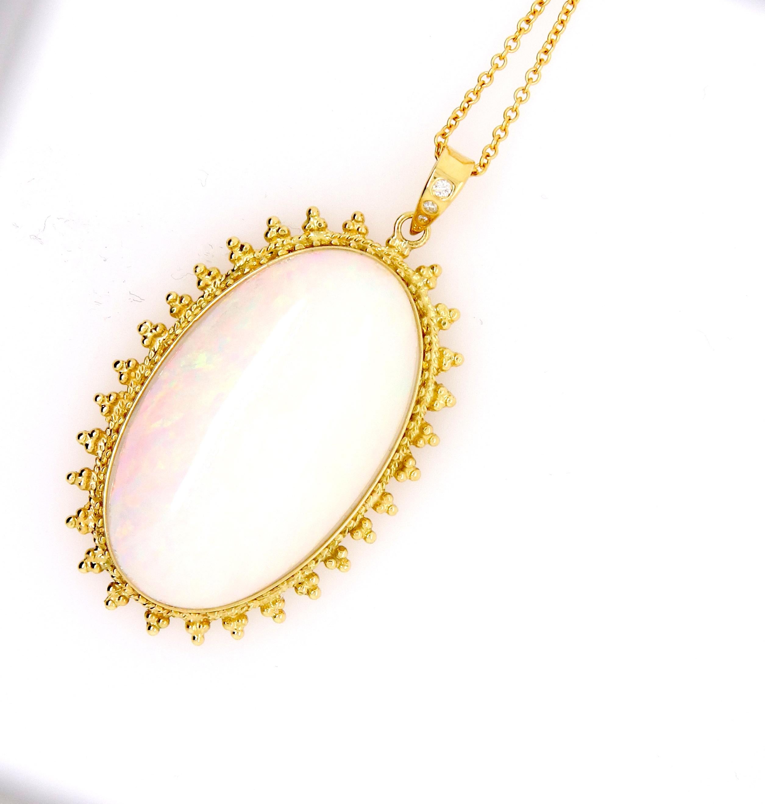 44,60 Karat ovaler Opal- und Diamant-Anhänger aus 18 Karat Gelbgold im Zustand „Neu“ im Angebot in GREAT NECK, NY