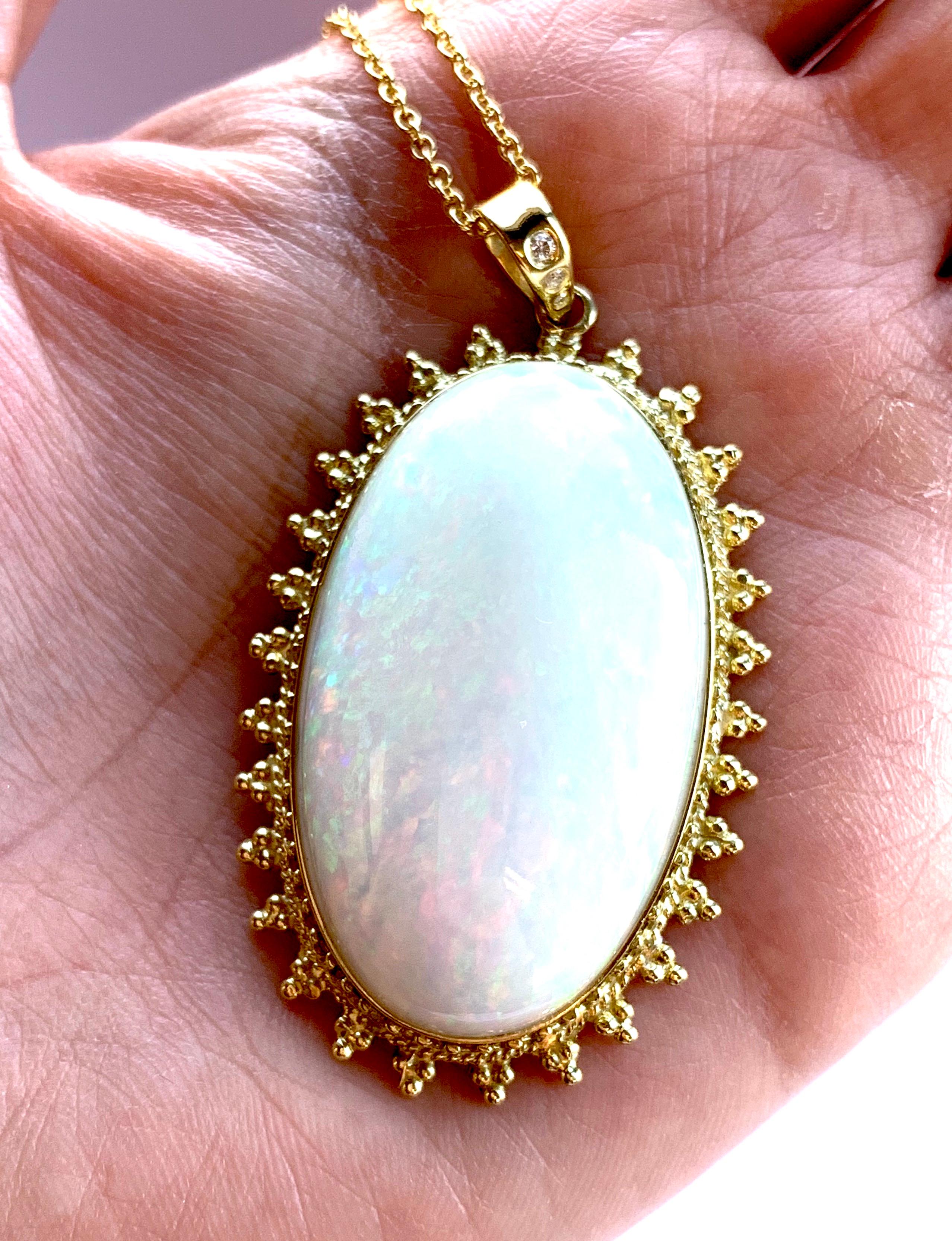 44,60 Karat ovaler Opal- und Diamant-Anhänger aus 18 Karat Gelbgold Damen im Angebot