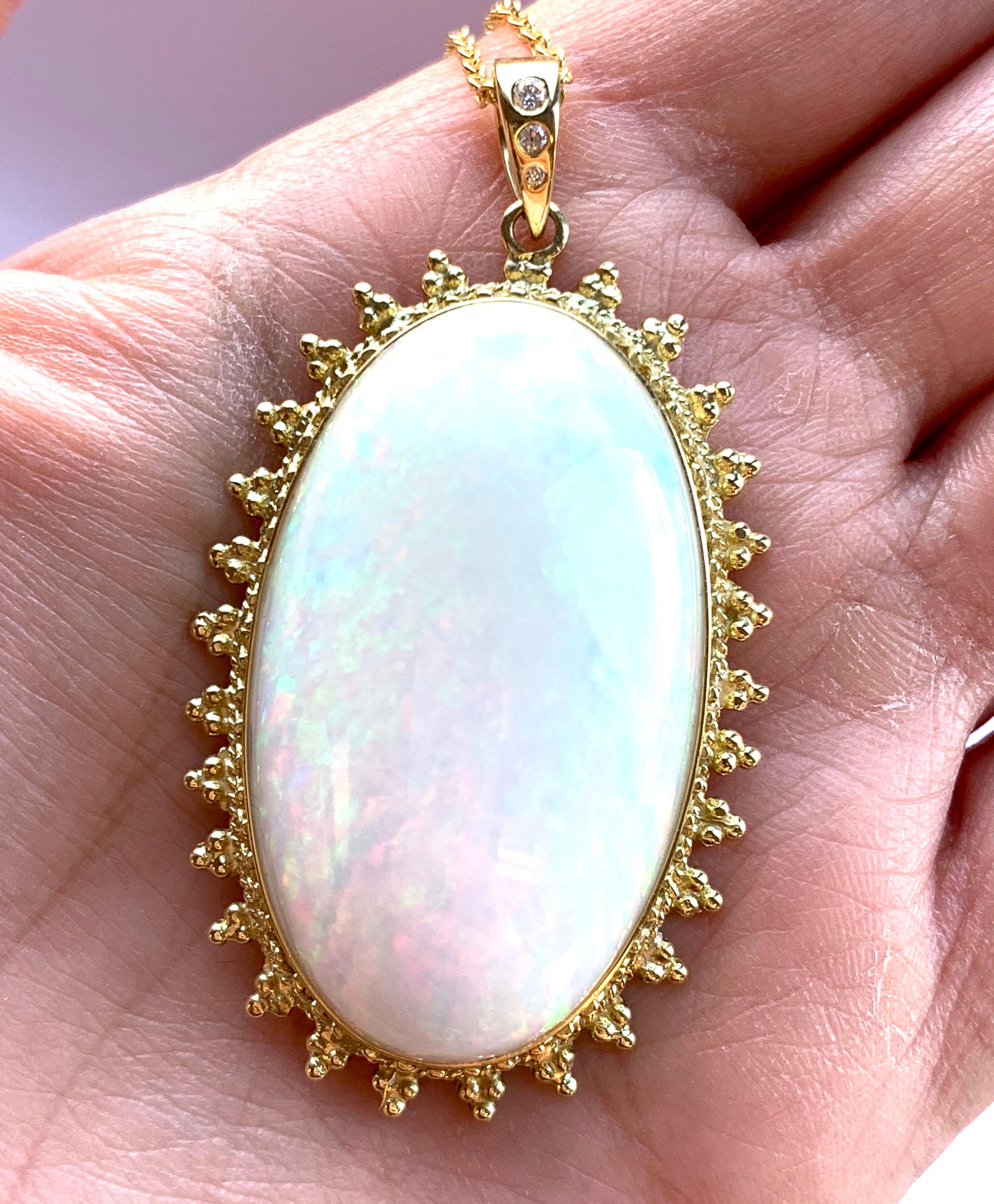 44,60 Karat ovaler Opal- und Diamant-Anhänger aus 18 Karat Gelbgold im Angebot 1