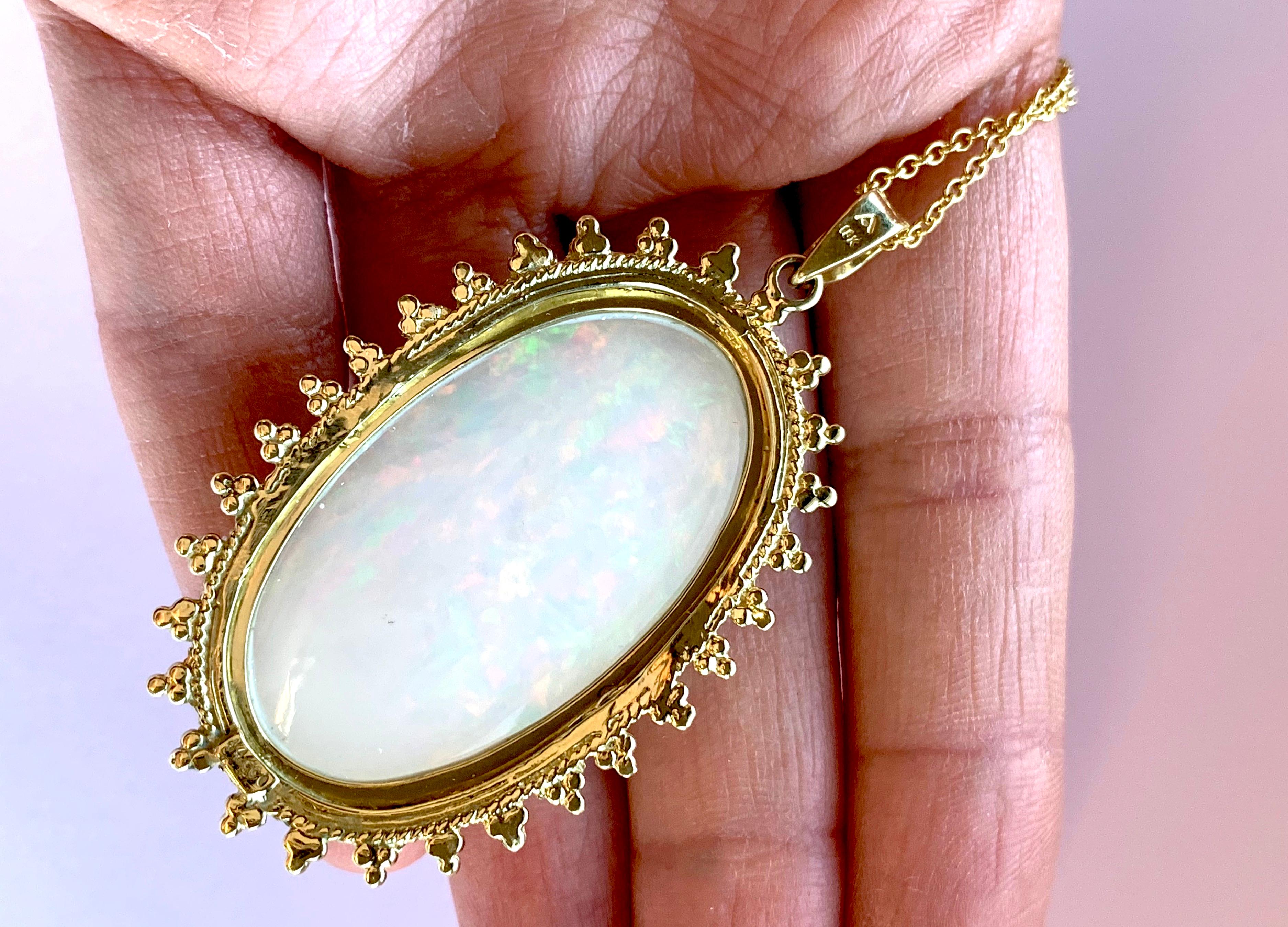 44,60 Karat ovaler Opal- und Diamant-Anhänger aus 18 Karat Gelbgold im Angebot 2