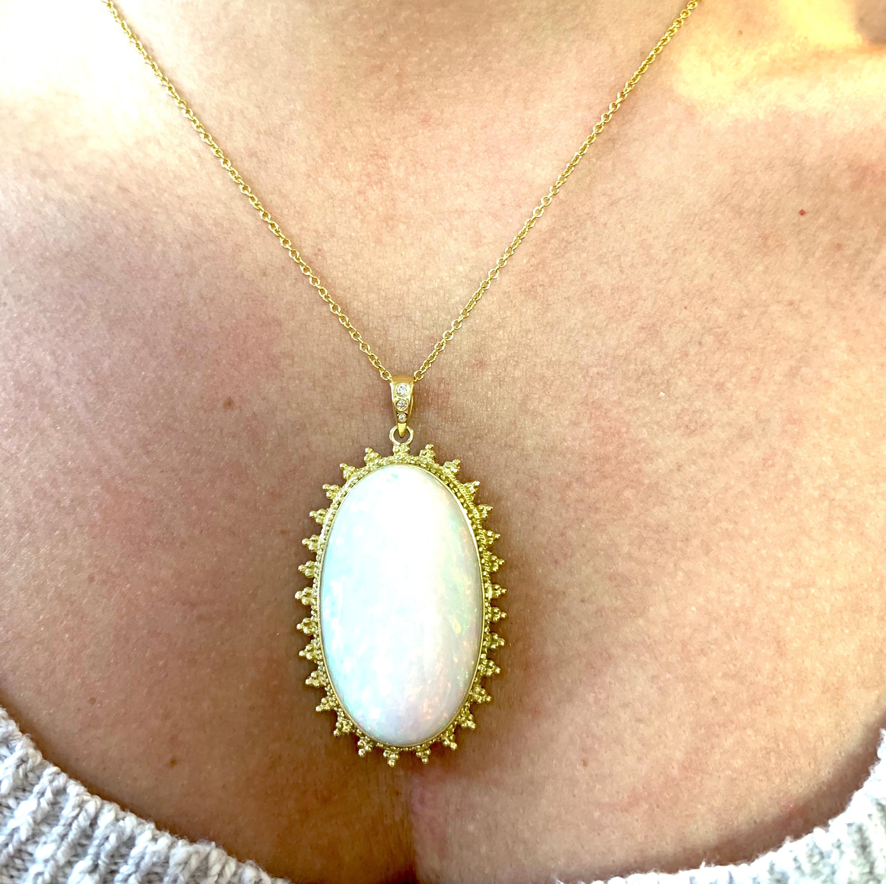 44,60 Karat ovaler Opal- und Diamant-Anhänger aus 18 Karat Gelbgold im Angebot 3