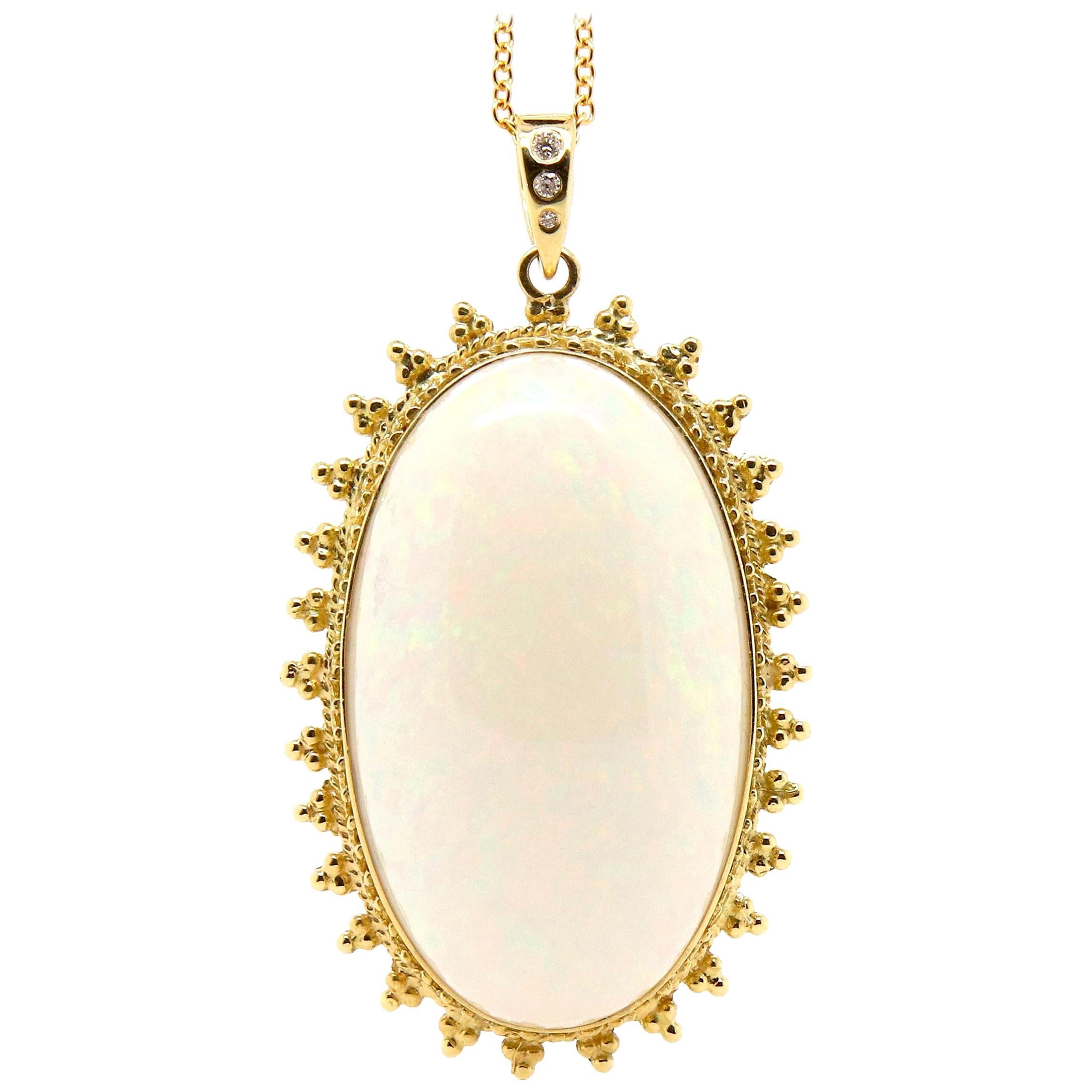 44,60 Karat ovaler Opal- und Diamant-Anhänger aus 18 Karat Gelbgold im Angebot
