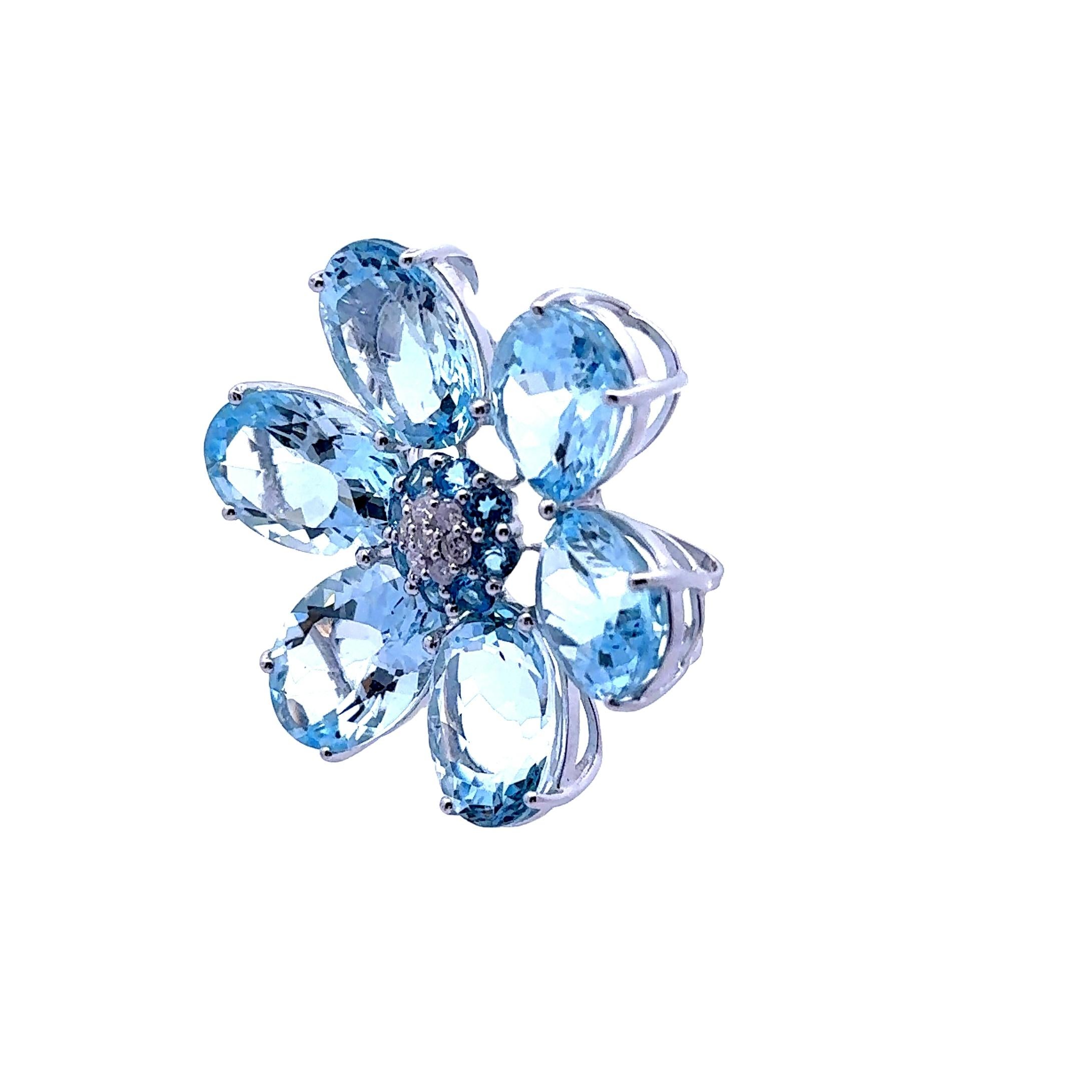 44,65 Quilates Aguamarina Diamante Oro Blanco 18k Broche-Colgante Flor Corte oval en venta