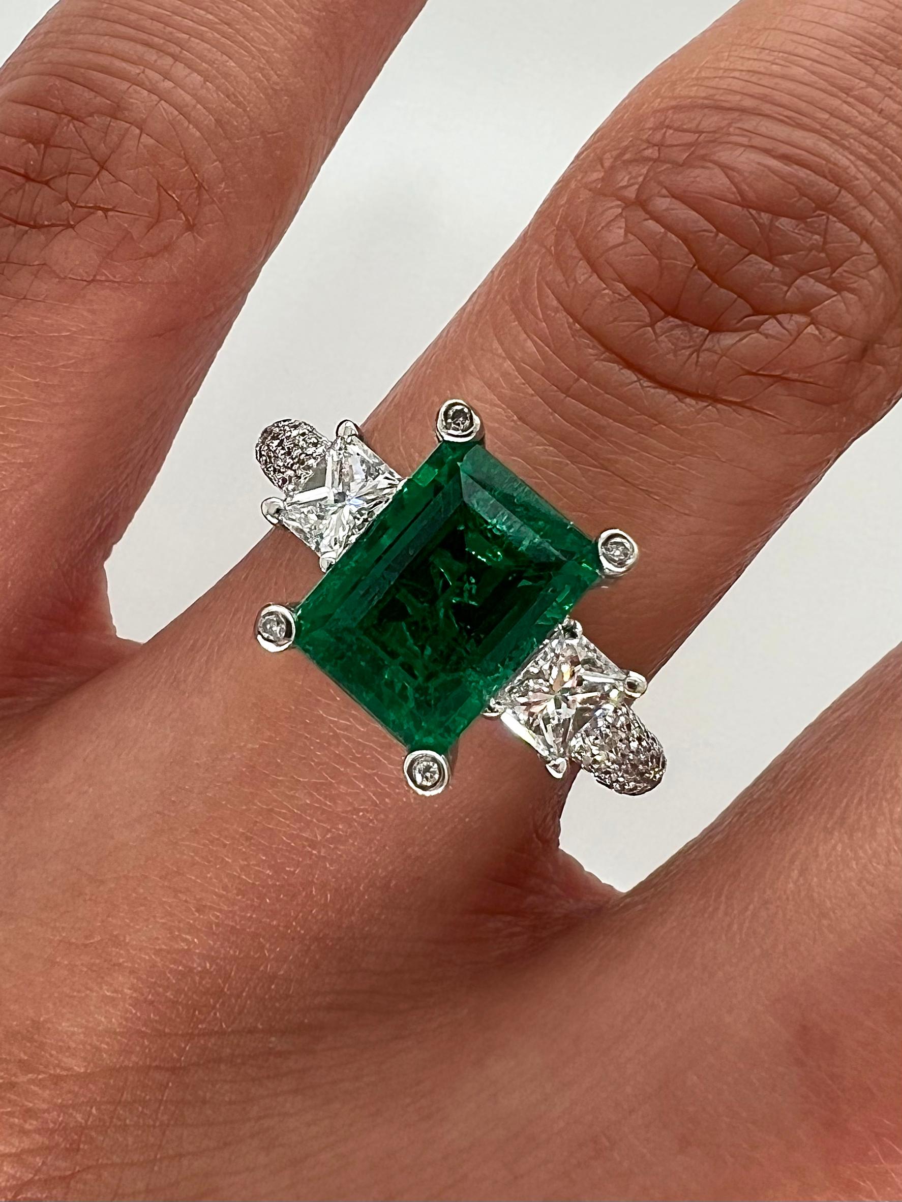 Bague de fiançailles à trois pierres serties en pavé d'émeraudes et de diamants de 4,46 carats au total, certifiée GIA Neuf - En vente à New York, NY