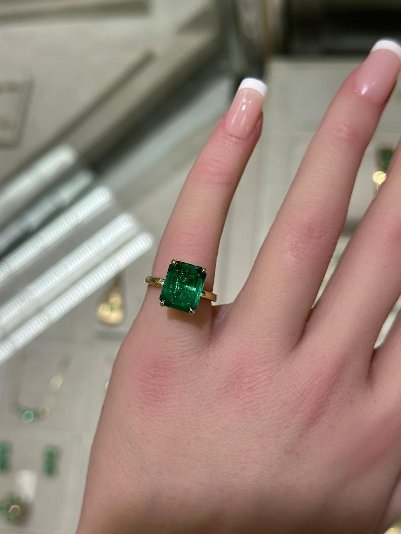 Modern 4.46ct 18K Emerald Cut Solitaire Ring - Rich Green Emerald North-South Prong For Sale