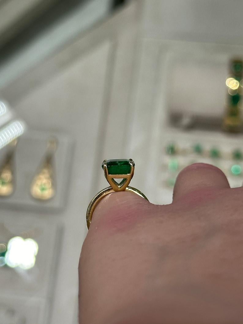 Women's 4.46ct 18K Emerald Cut Solitaire Ring - Rich Green Emerald North-South Prong For Sale