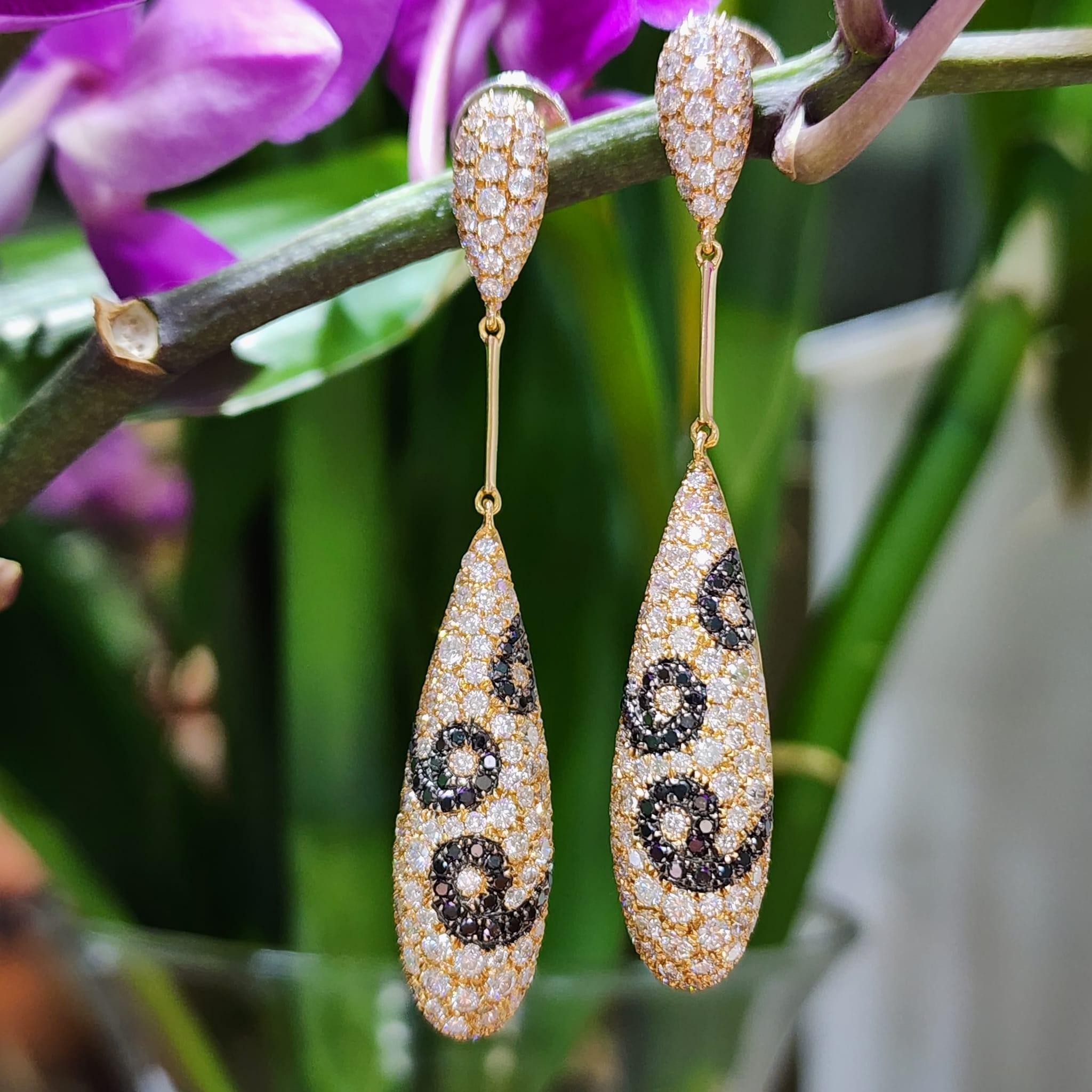 Boucle d'oreille pendante en or rose 18 carats avec diamant blanc et noir pavé de 4.46ct Pour femmes en vente