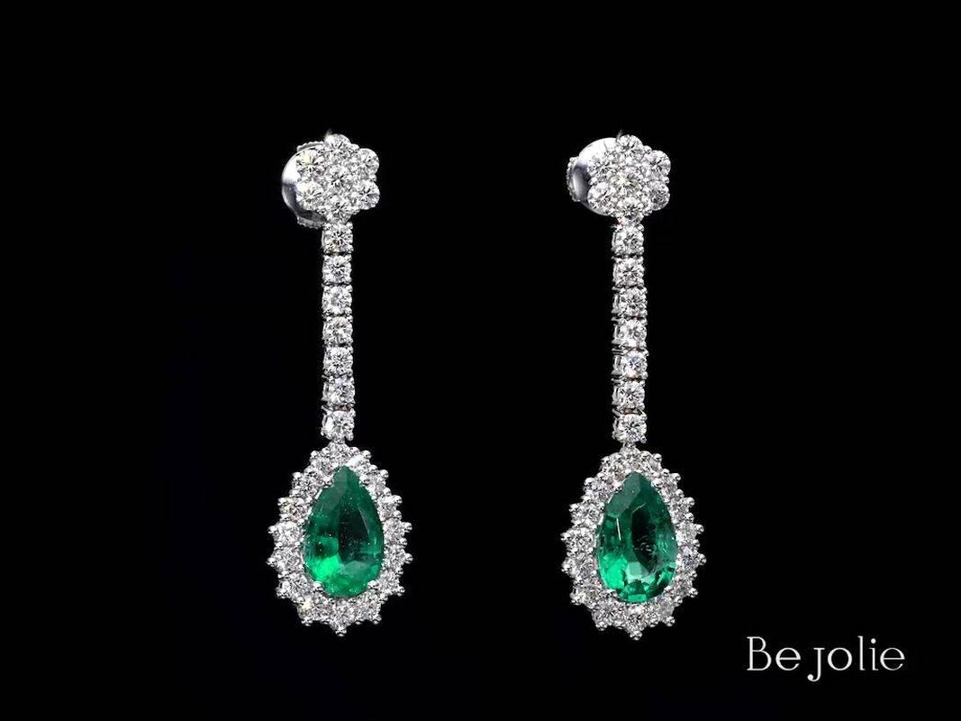 
Handgefertigte Smaragd-Ohrringe mit 2 birnenförmigen natürlichen Smaragden von insgesamt 4,47 Karat. 
Unsere schönen Ohrringe sind mit präziser Handwerkskunst gefertigt und haben 60 Diamanten im Rundschliff, 3,20 Karat Gesamtgewicht E-G VS. 
***