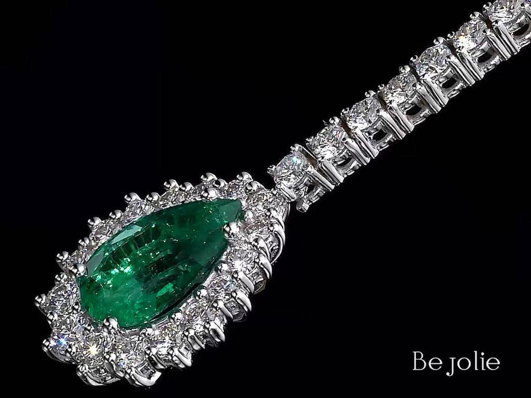 4,47 Karat birnenförmige Smaragd-Diamant-Tropfen-Ohrringe aus 18K Weißgold (Tropfenschliff) im Angebot
