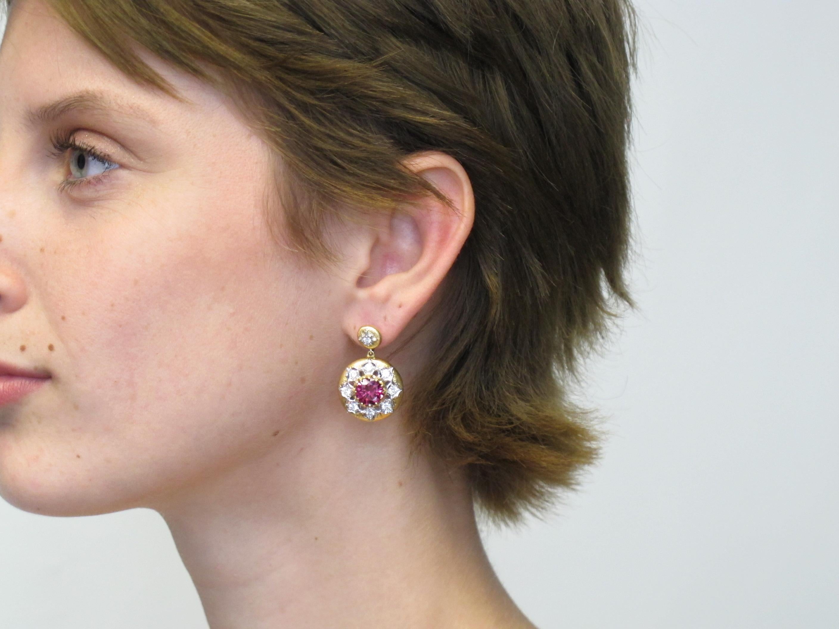 Italian Florentine Dangle Earrings with Rhodolite Garnet and Diamond in 18K Gold For Sale 1