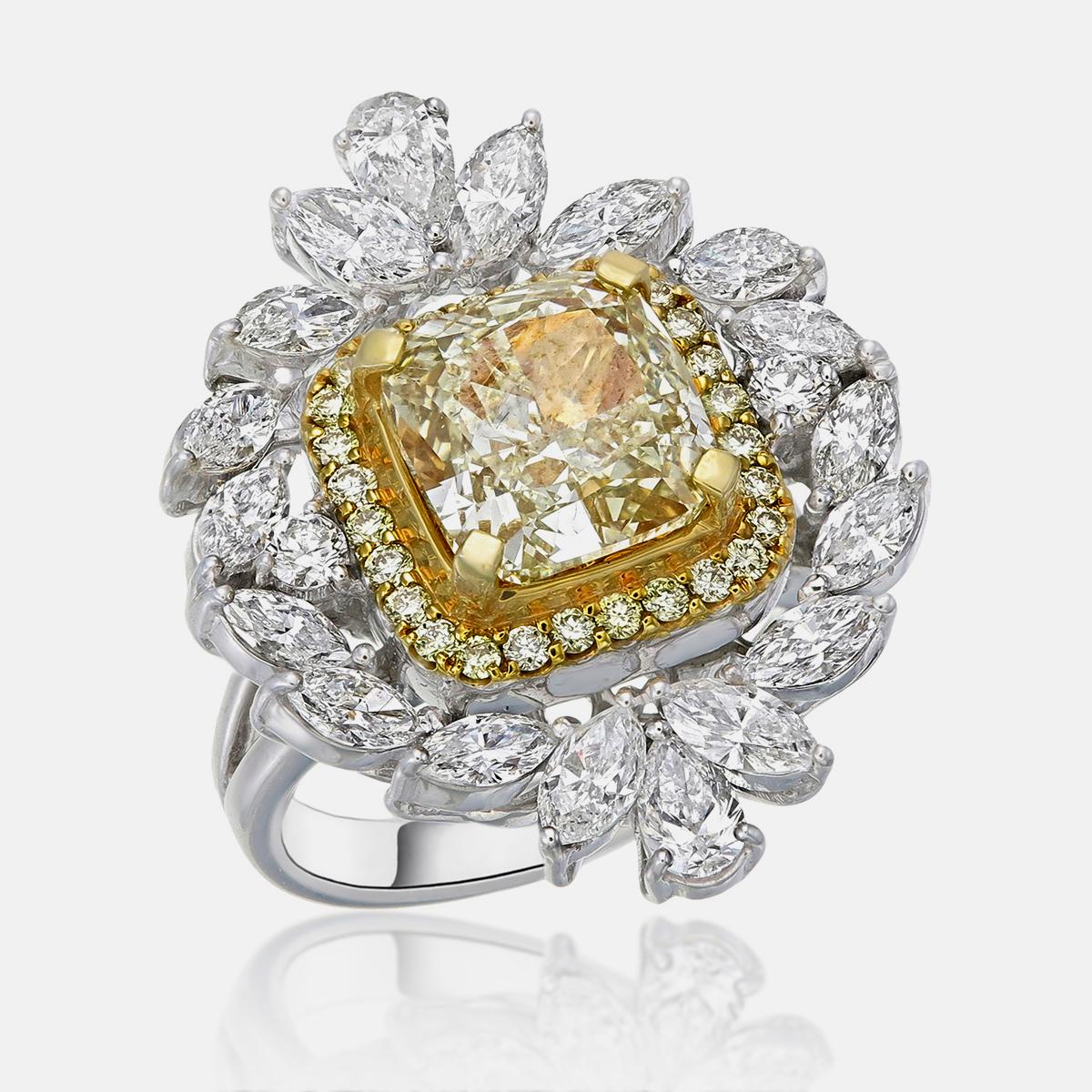 Dieser Ring ist mit einem gelben Fancy-Diamanten im Kissenschliff von 4,47 Karat besetzt. Um das Herzstück herum sind 2,30 Karat Diamanten im Marquiseschliff, 0,35 Karat gelbe Diamanten und 0,12 Karat Diamanten im Rundschliff angeordnet. 

Dieser