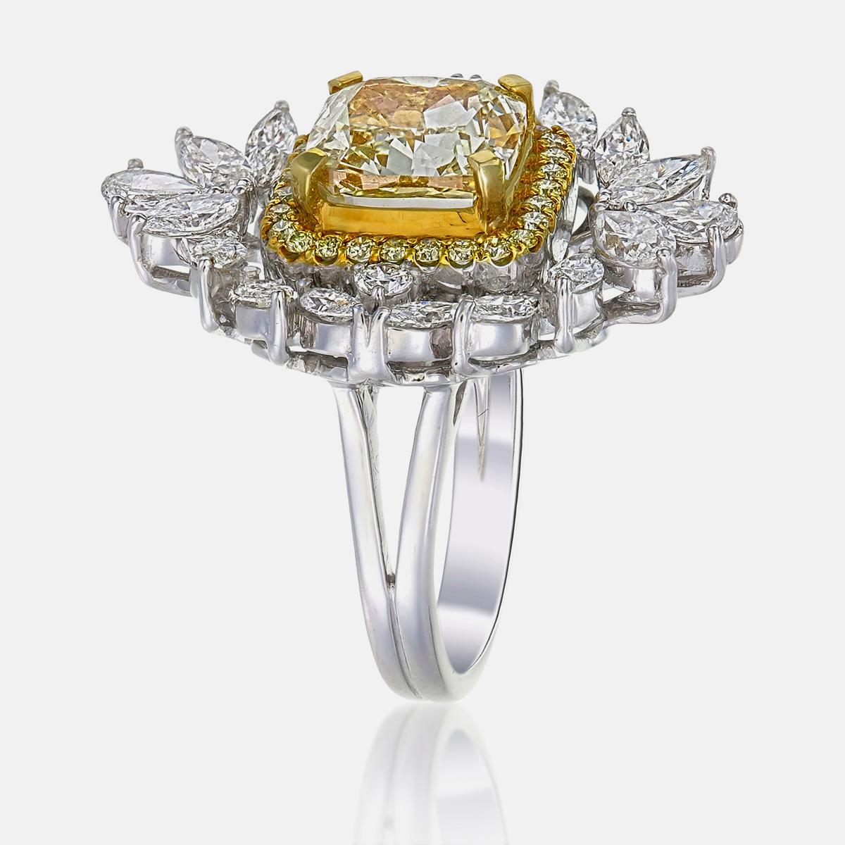 4,47 Karat Fancy Gelber Diamant im Kissenschliff in 18 Karat Weißgold mit Fancy-Schliff im Zustand „Neu“ im Angebot in Bangkok, TH