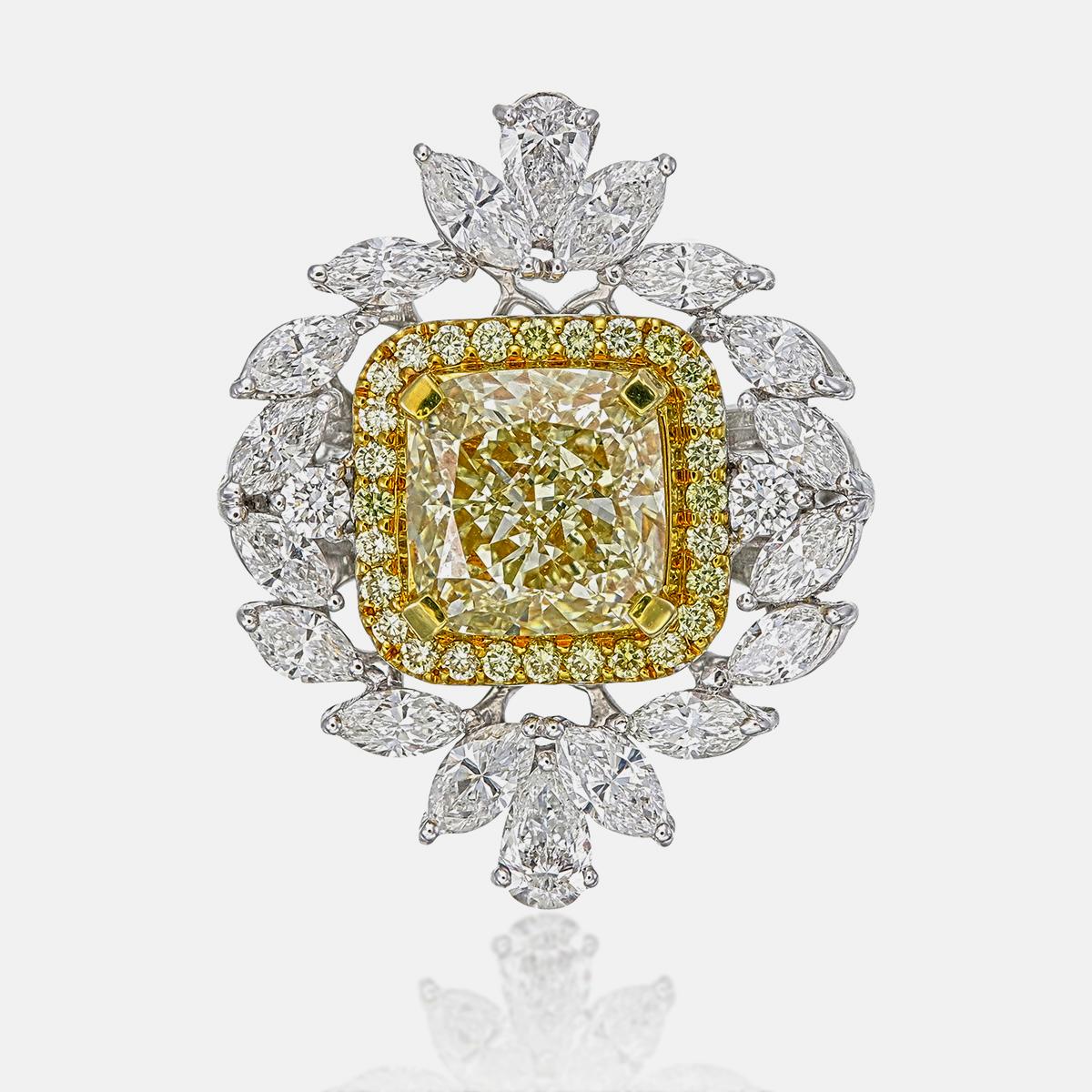 4,47 Karat Fancy Gelber Diamant im Kissenschliff in 18 Karat Weißgold mit Fancy-Schliff Damen im Angebot