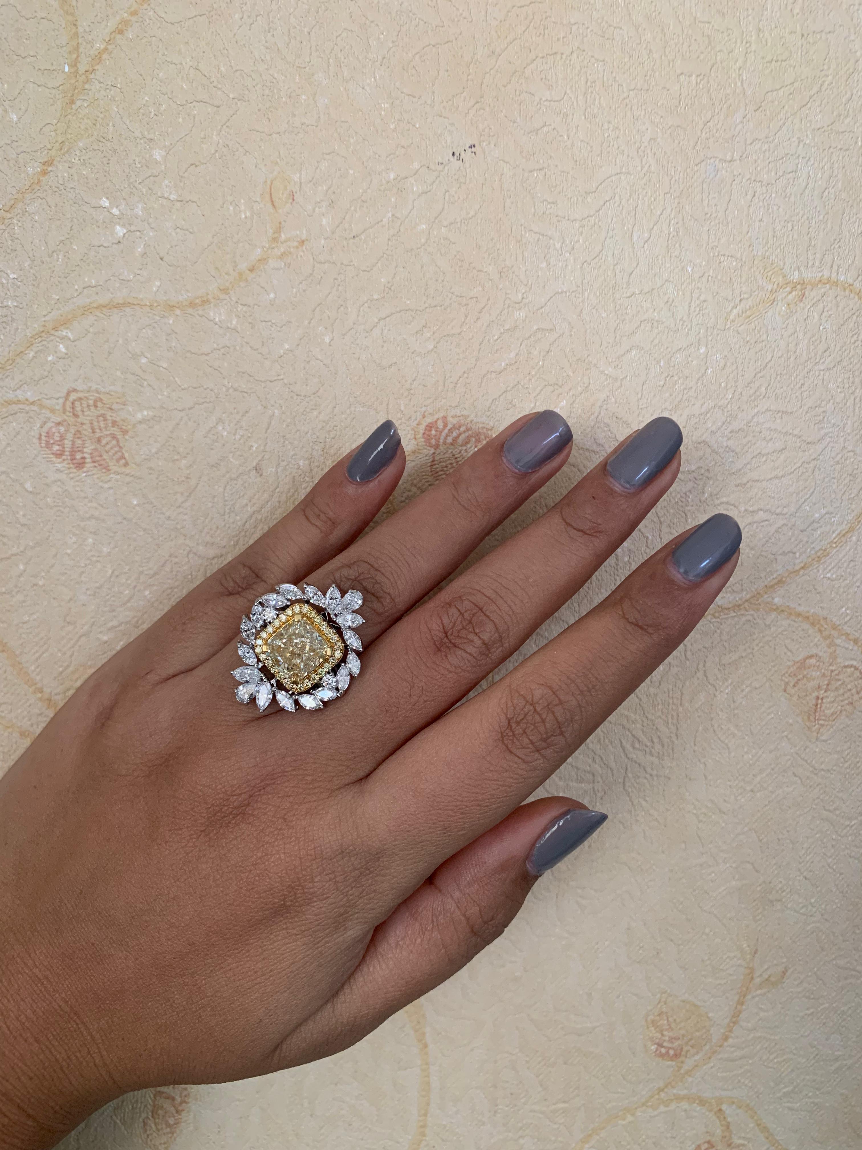 4,47 Karat Fancy Gelber Diamant im Kissenschliff in 18 Karat Weißgold mit Fancy-Schliff im Angebot 2