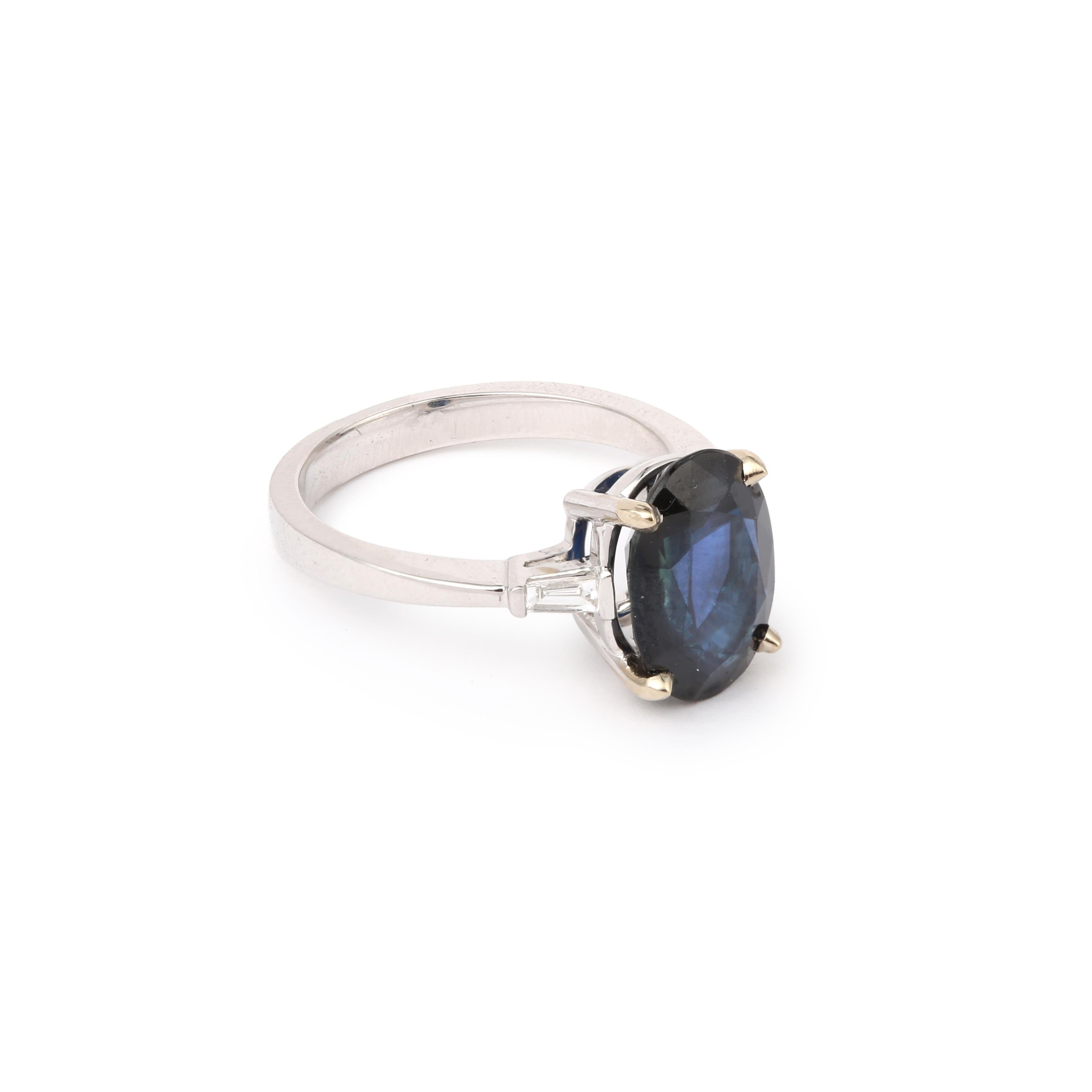 White gold ring set with a large sapphire surrounded by baguette-cut diamonds.

Weight of the sapphire : 4.47 carats

Total weight of diamonds: 0.15 carats

Dimensions: 11.96 x 14.33 x 7.38 mm (0.471 x 0.564 x 0.290 inch)

Finger size : 53 (US : 6