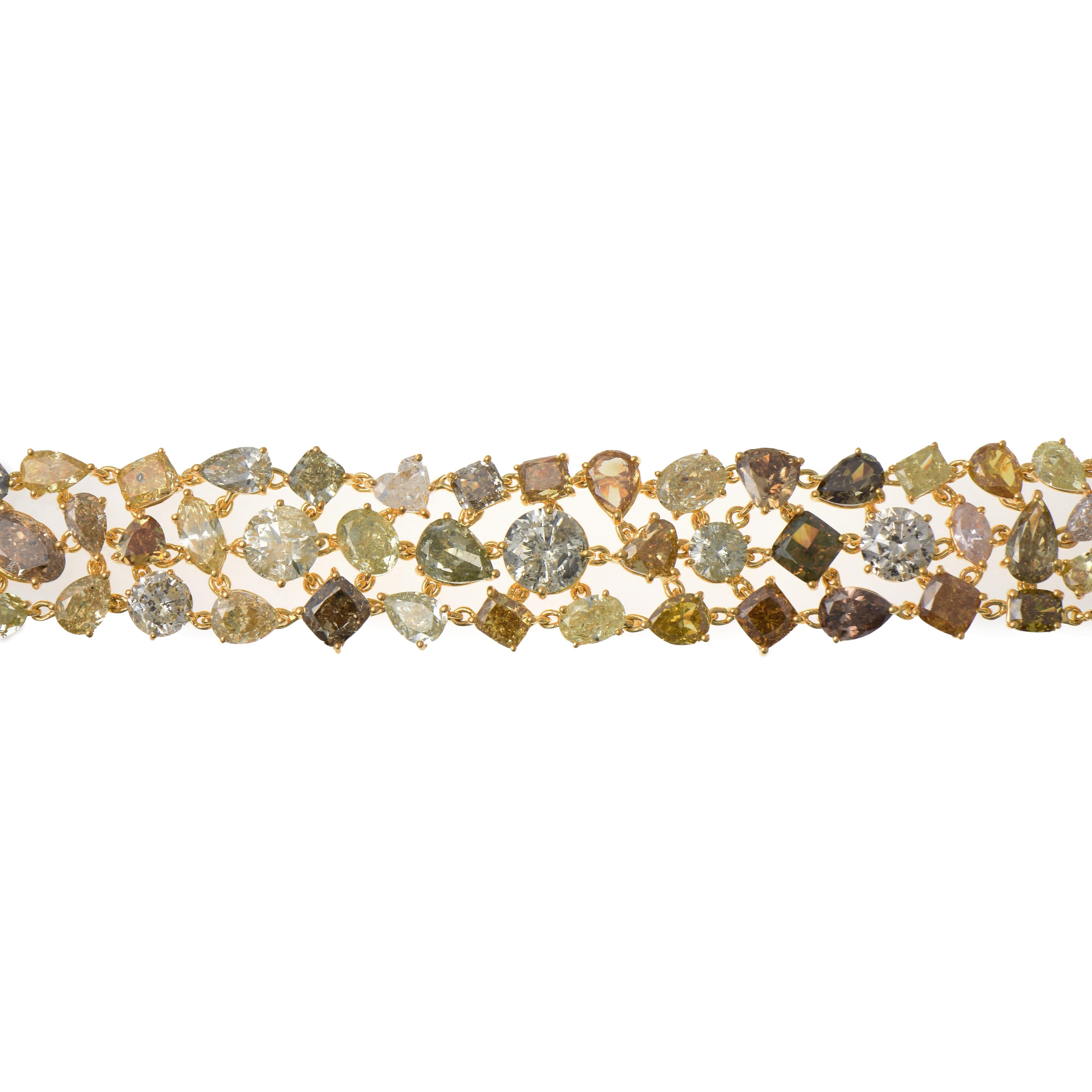 80 diamants fantaisie : 44,78 carats
Métal : or jaune 18 carats, 24,60 grammes

