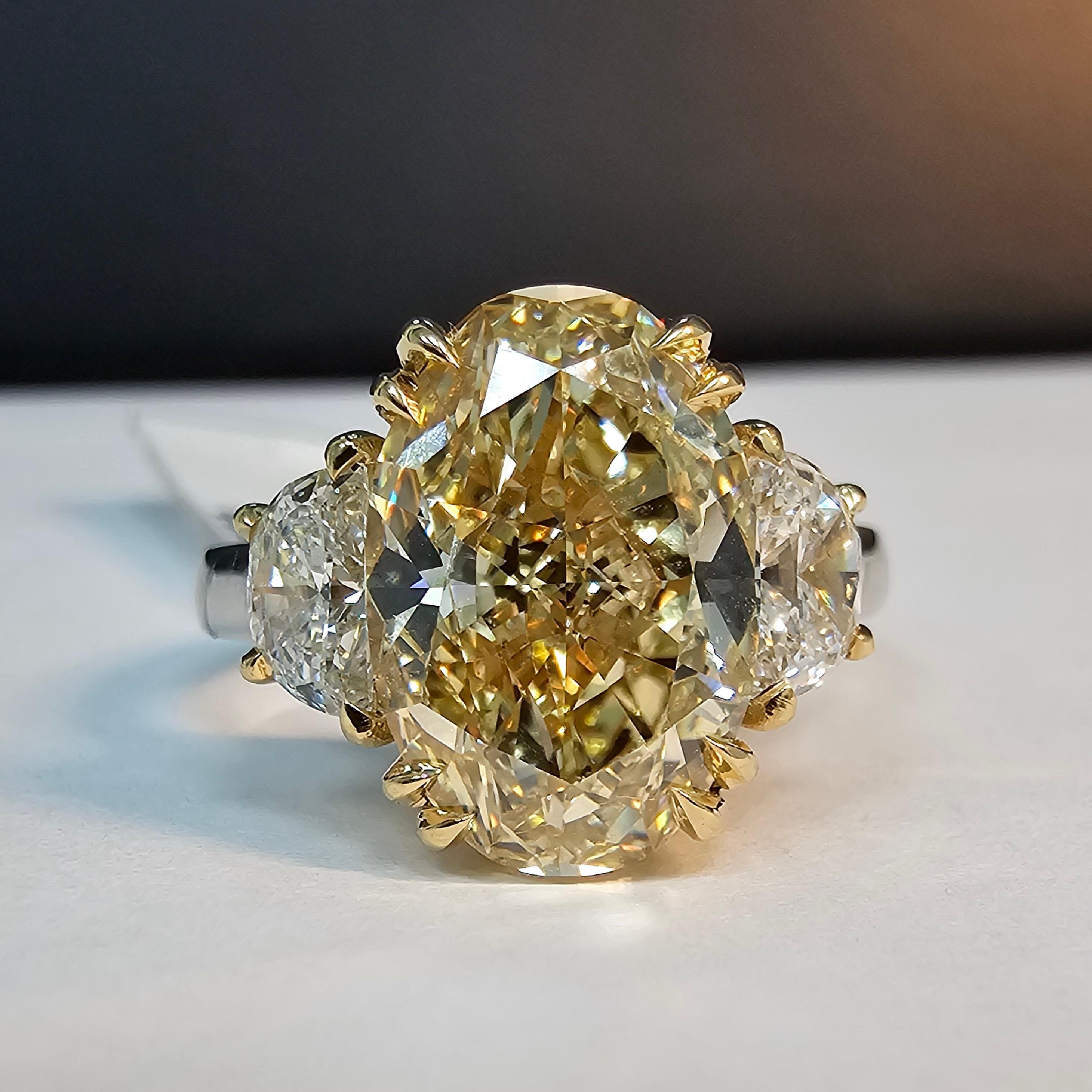 Dieser wunderschöne Ring ist mit einem fein geschliffenen und leuchtenden ovalen braun-gelben Diamanten von viereinhalb Karat besetzt, der in Platin und Gelbgold mit doppelten Zacken gefasst ist. Er ist innerlich makellos und hat eine schöne goldene