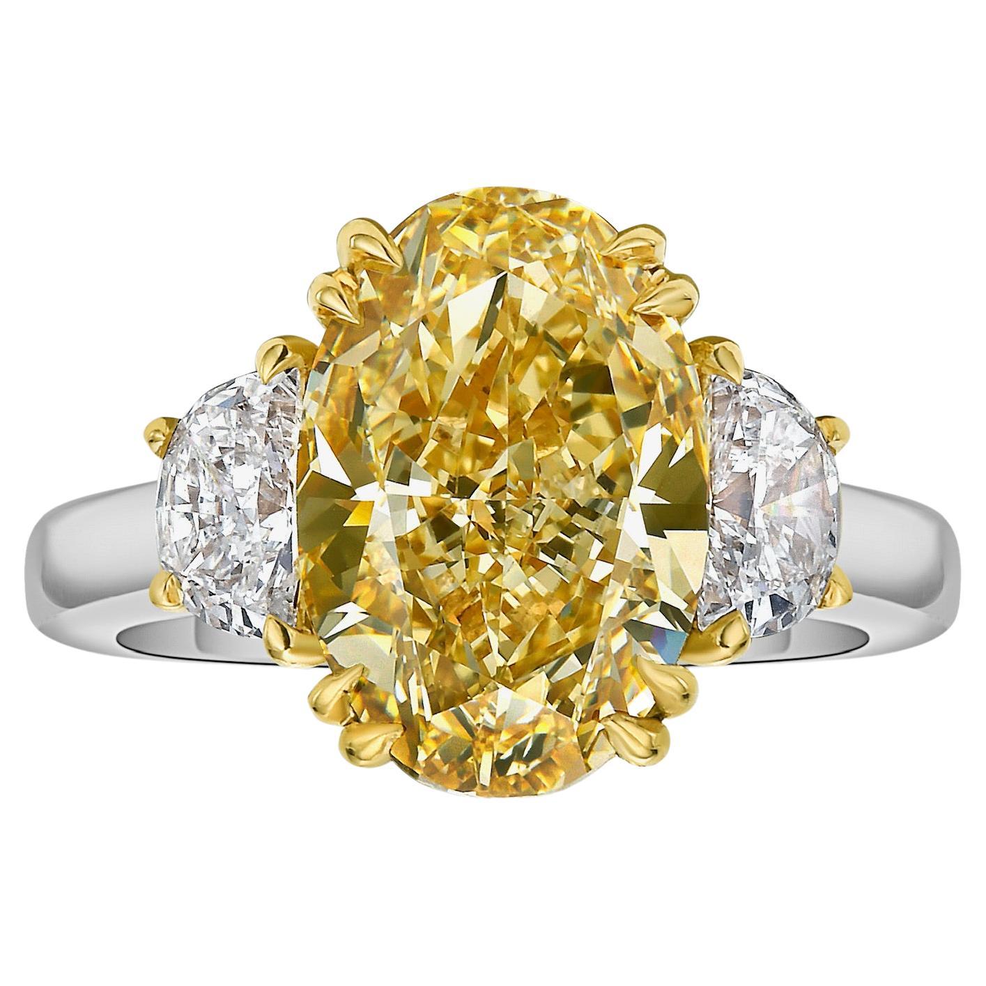 Bague à trois pierres de 4,47 carats GIA IF Fancy Brownish Yellow Oval Diamond