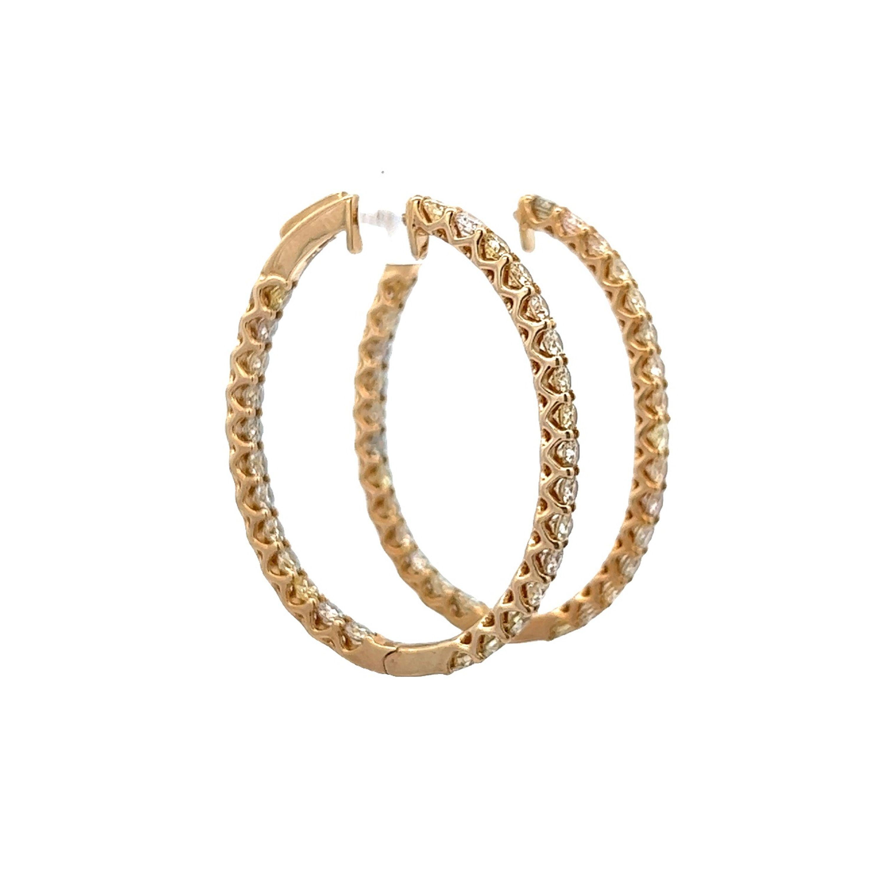 Classici orecchini a cerchio con diamante rotondo.
56 diamanti tondi brillanti, per un totale di 4,49 carati. Colore circa J/K e purezza VS2. Quattro punte incastonate in oro giallo 14k, 9,84 grammi.
Su richiesta, una volta acquistato, verrà fornita