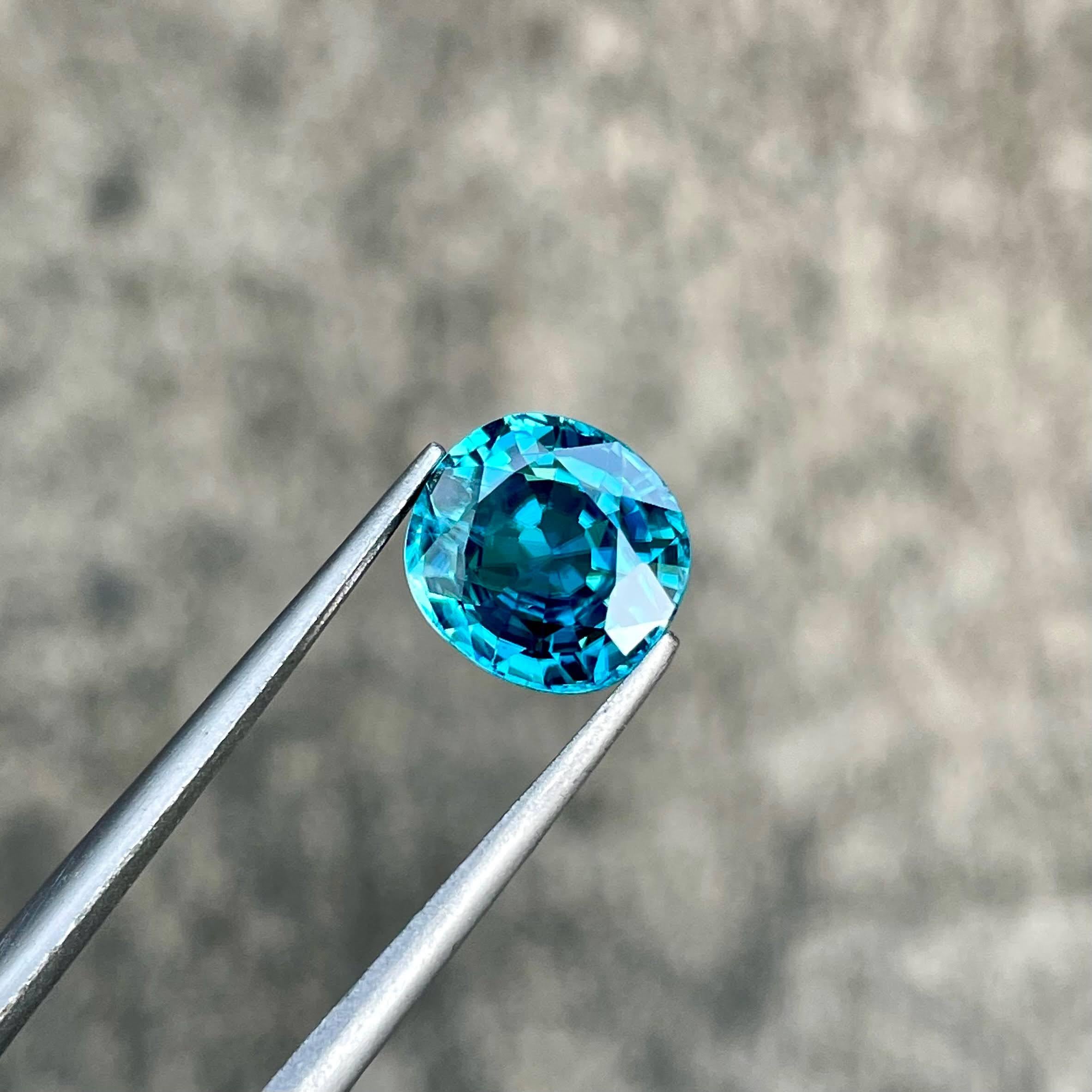 Gewicht 4,48 Karat 
Abmessungen 9,3x8,6x5,4 mm
Behandlung erhitzt 
Herkunft Kambodscha 
Klarheit VVS 
Kissen formen 
Schliff Facettiert 


Dieser exquisite blaue Zirkon mit einem Gewicht von 4.48 Karat ist ein atemberaubendes Beispiel für natürliche