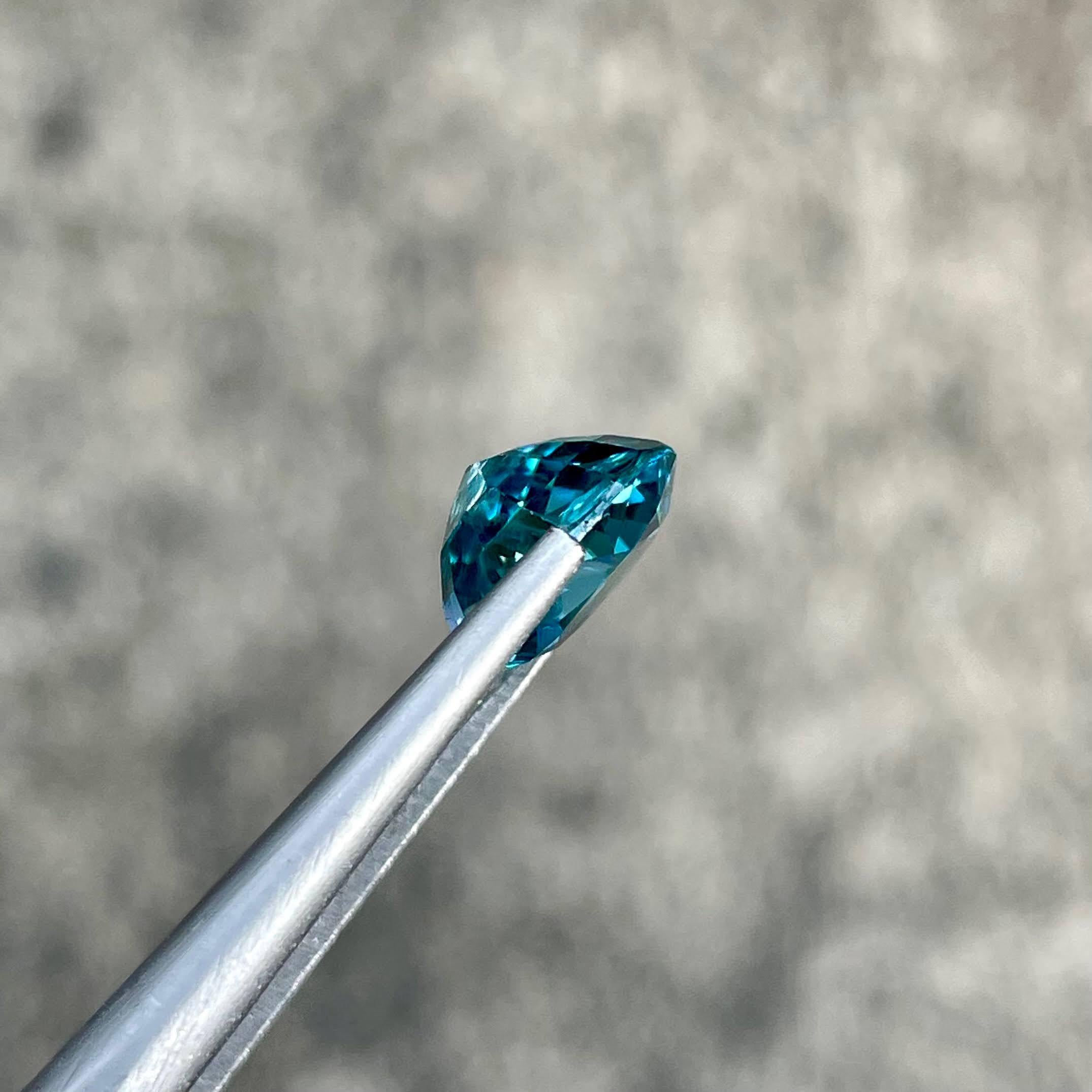 4.48 Karat Blauer Zirkon Stein Cushion Cut Natürlicher Kambodschanischer Edelstein (Kissenschliff) im Angebot