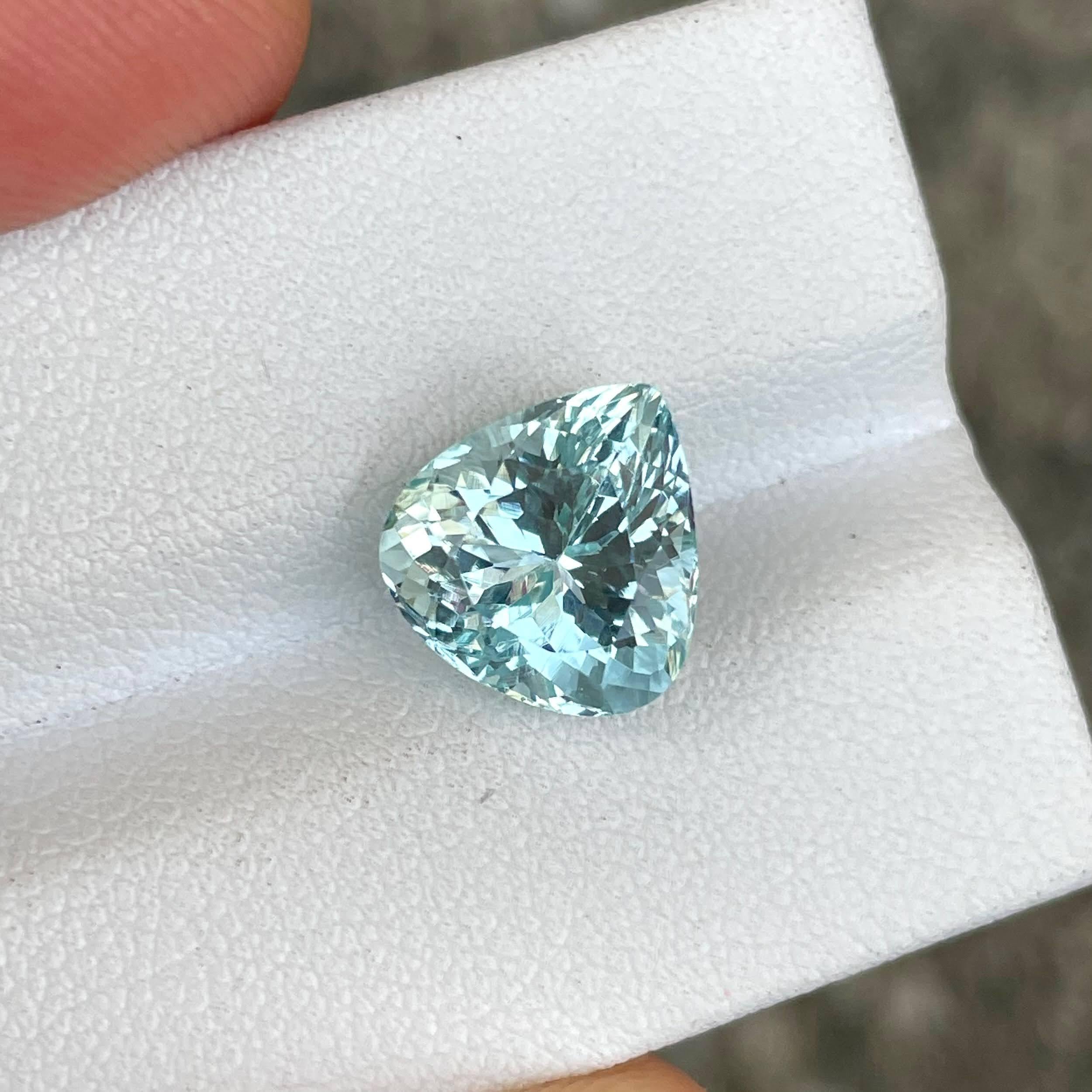 Modern 4.48 carats Sea Blue Aquamarine Stone Pear Cut Natural African Gemstone For Sale