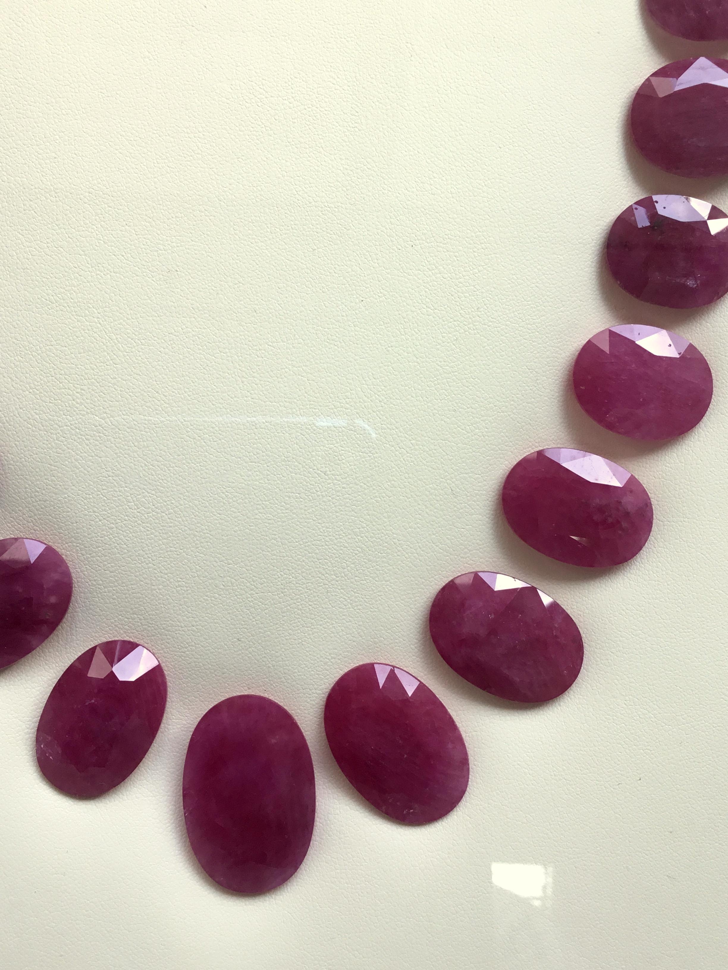 Taille ovale 448.41 Carats Ruby Mozambique Oval Faceted Cut stone Layout Heated Natural Gem en vente