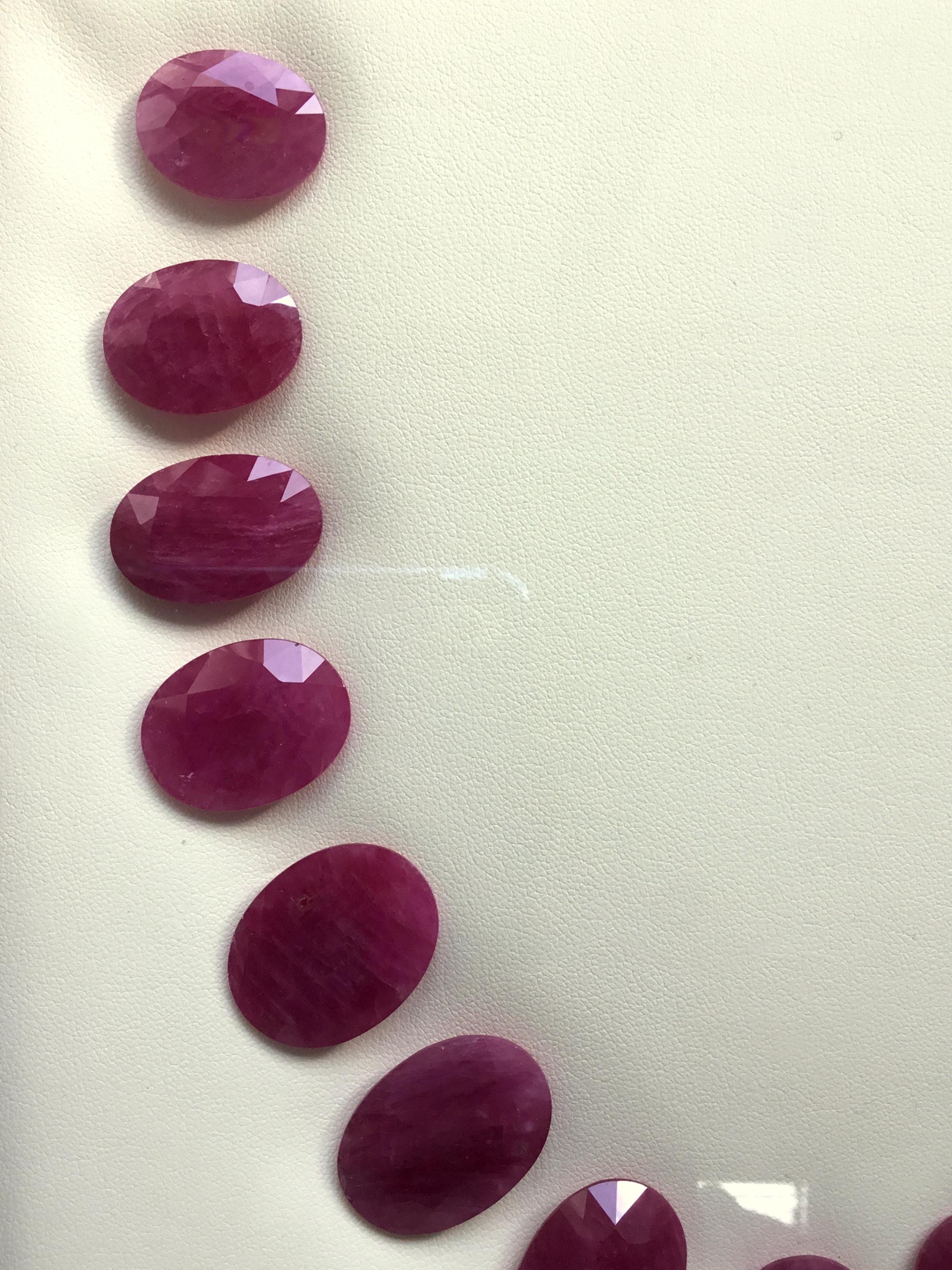 448.41 Carats Ruby Mozambique Oval Faceted Cut stone Layout Heated Natural Gem Neuf - En vente à Jaipur, RJ