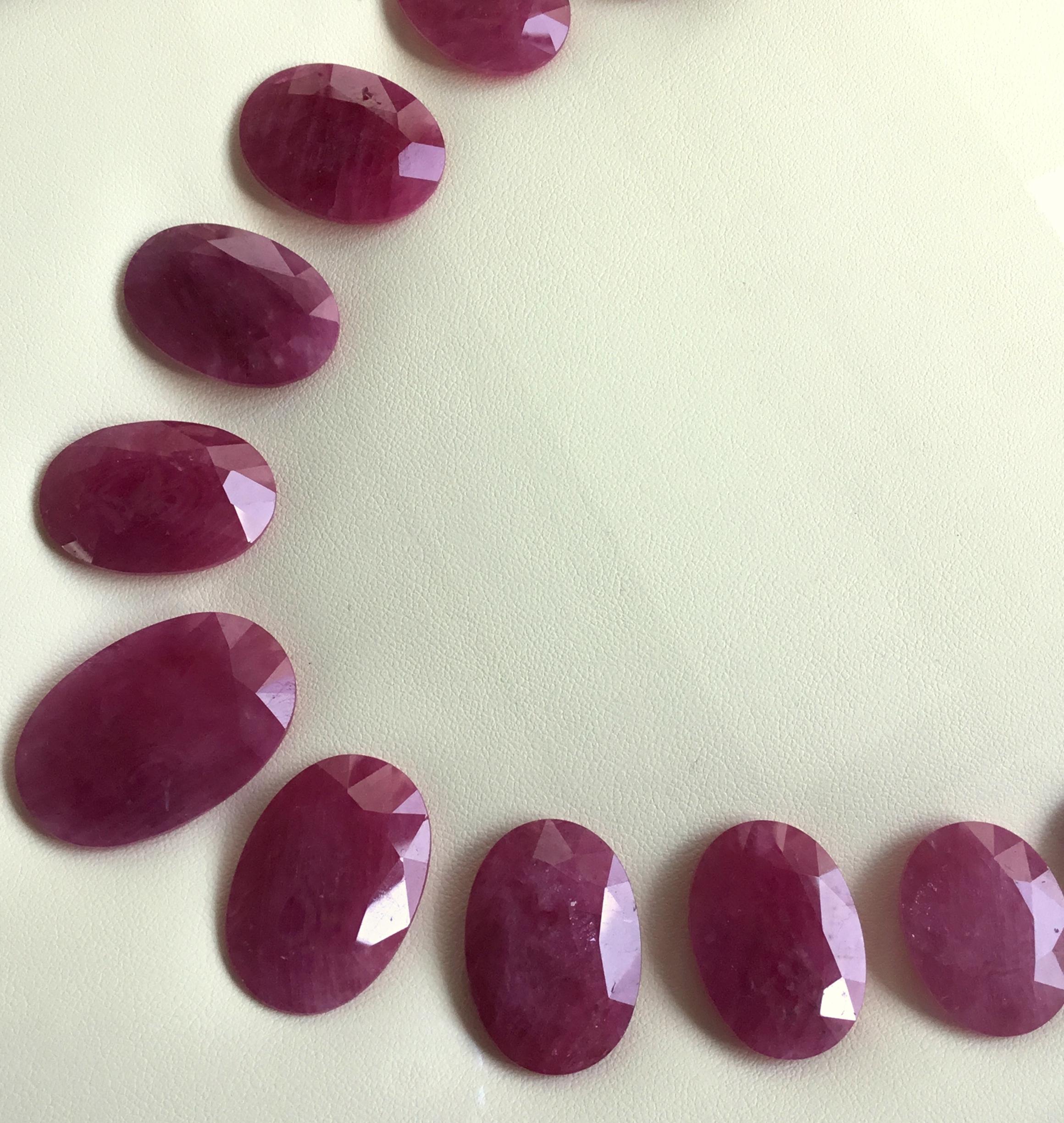 448.41 Carats Ruby Mozambique Oval Faceted Cut stone Layout Heated Natural Gem Unisexe en vente