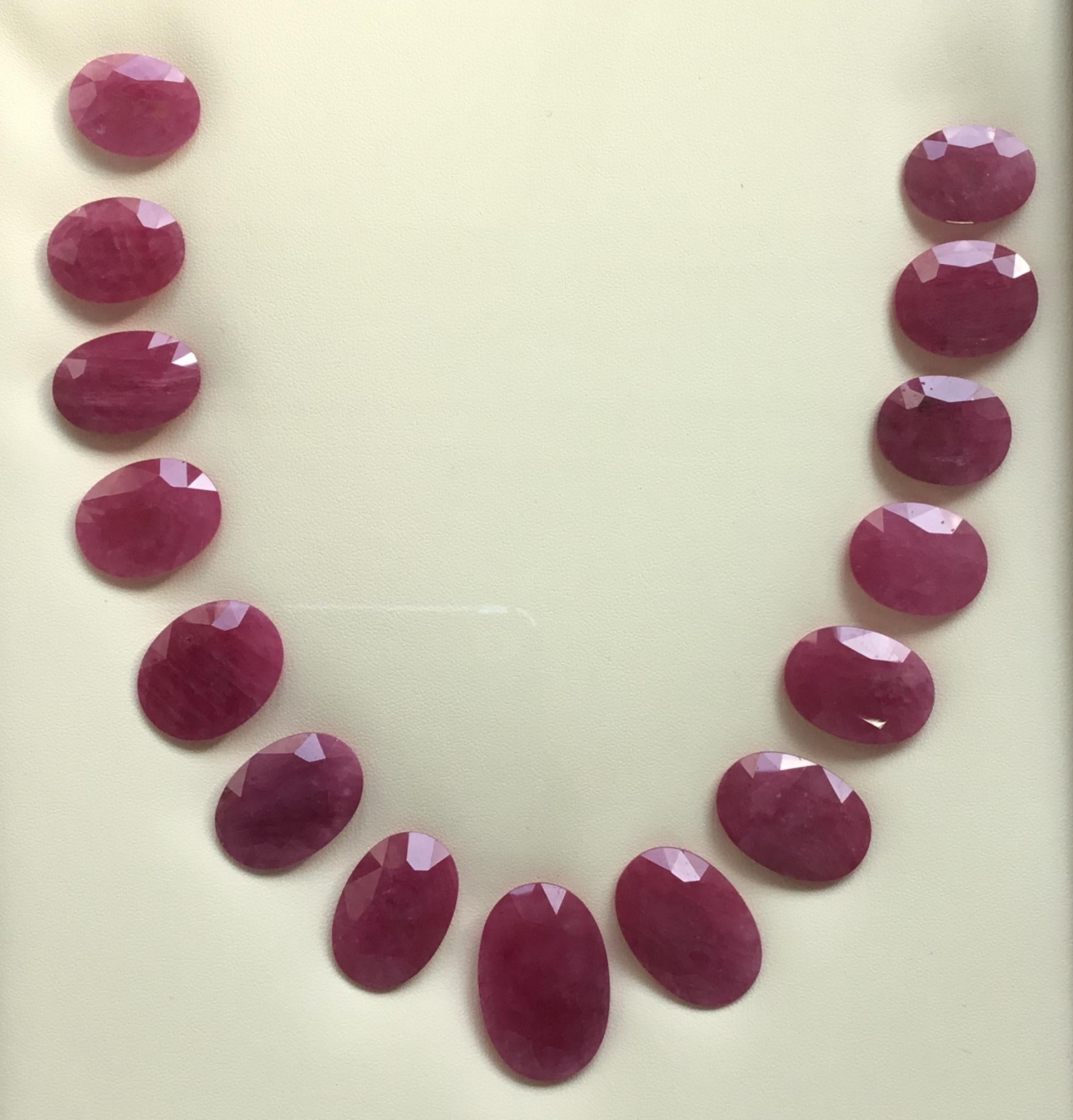 448.41 Carats Ruby Mozambique Oval Faceted Cut stone Layout Heated Natural Gem en vente 1