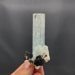 44,85 Grammi Specimen di tormalina glamour con scorlo nero dal Pakistan