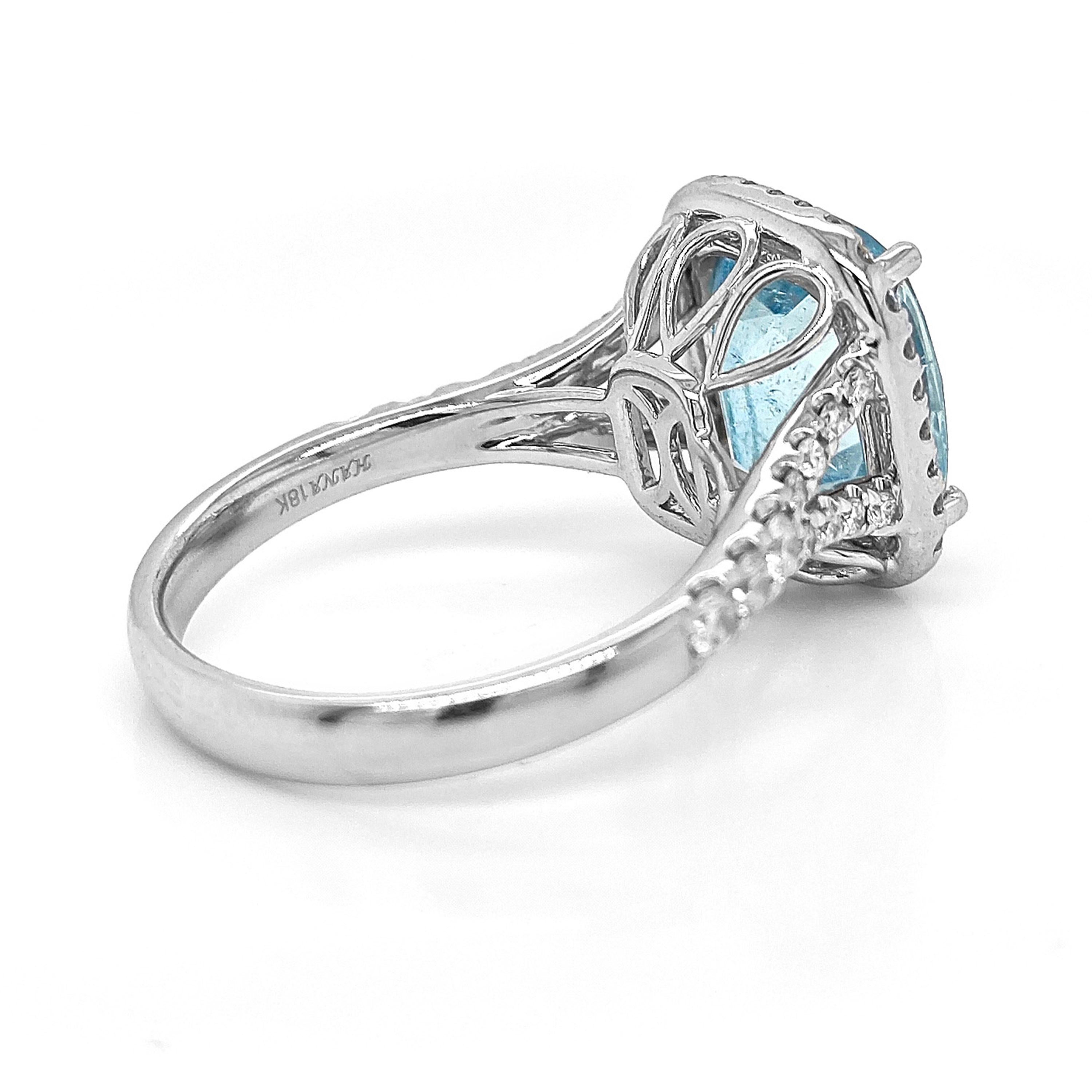 1 gemma di acquamarina: 3,91 carati
44 diamanti tondi bianchi: 0,35 Carati
6 diamanti tondi bianchi: 0,23 Carati
Metallo: Oro bianco 18 carati, 5,10 grammi
