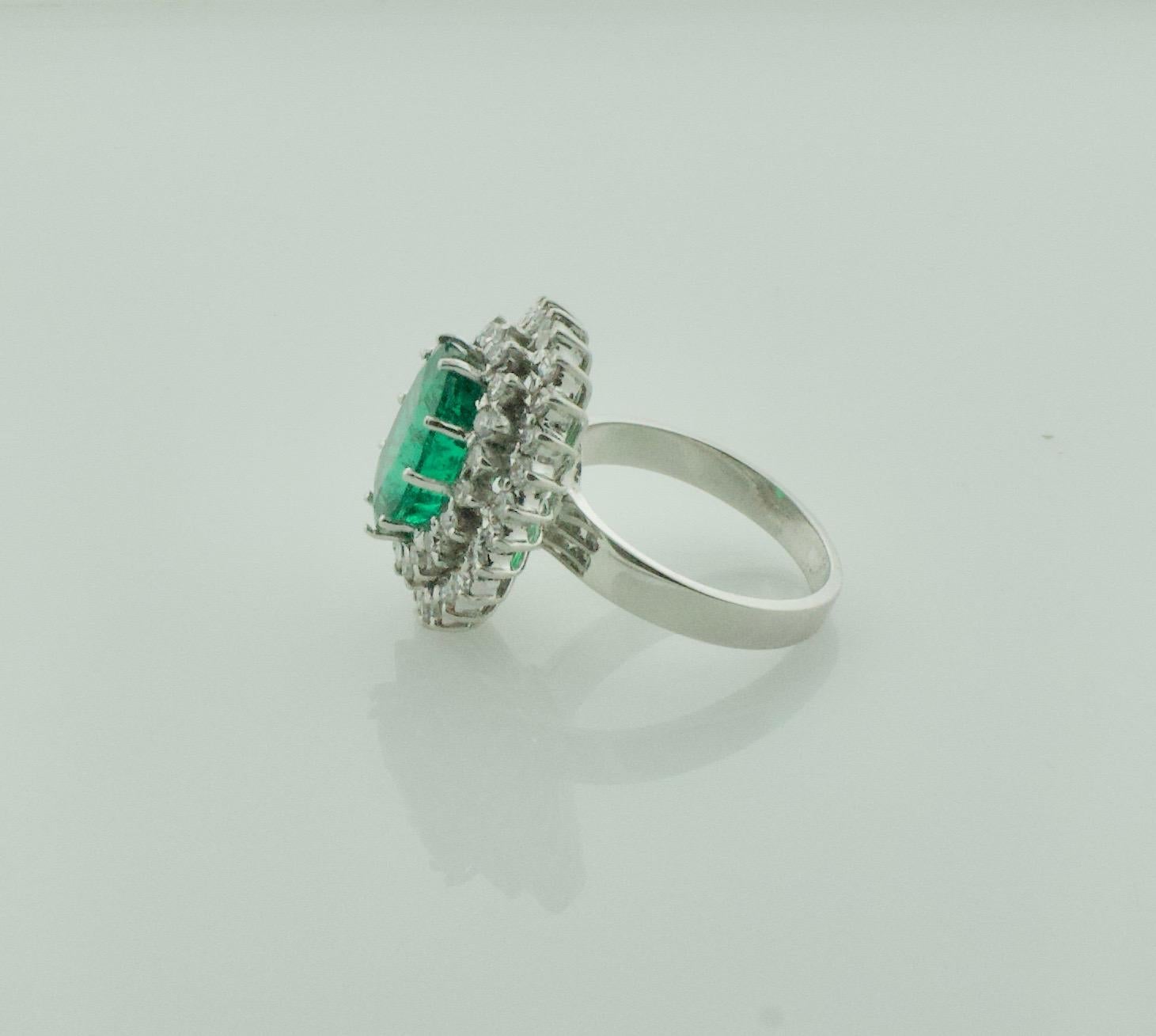 Oval Cut 4.49 Carat Emerald and Diamond Ring in 18 Karat with GIA Certificate For Sale