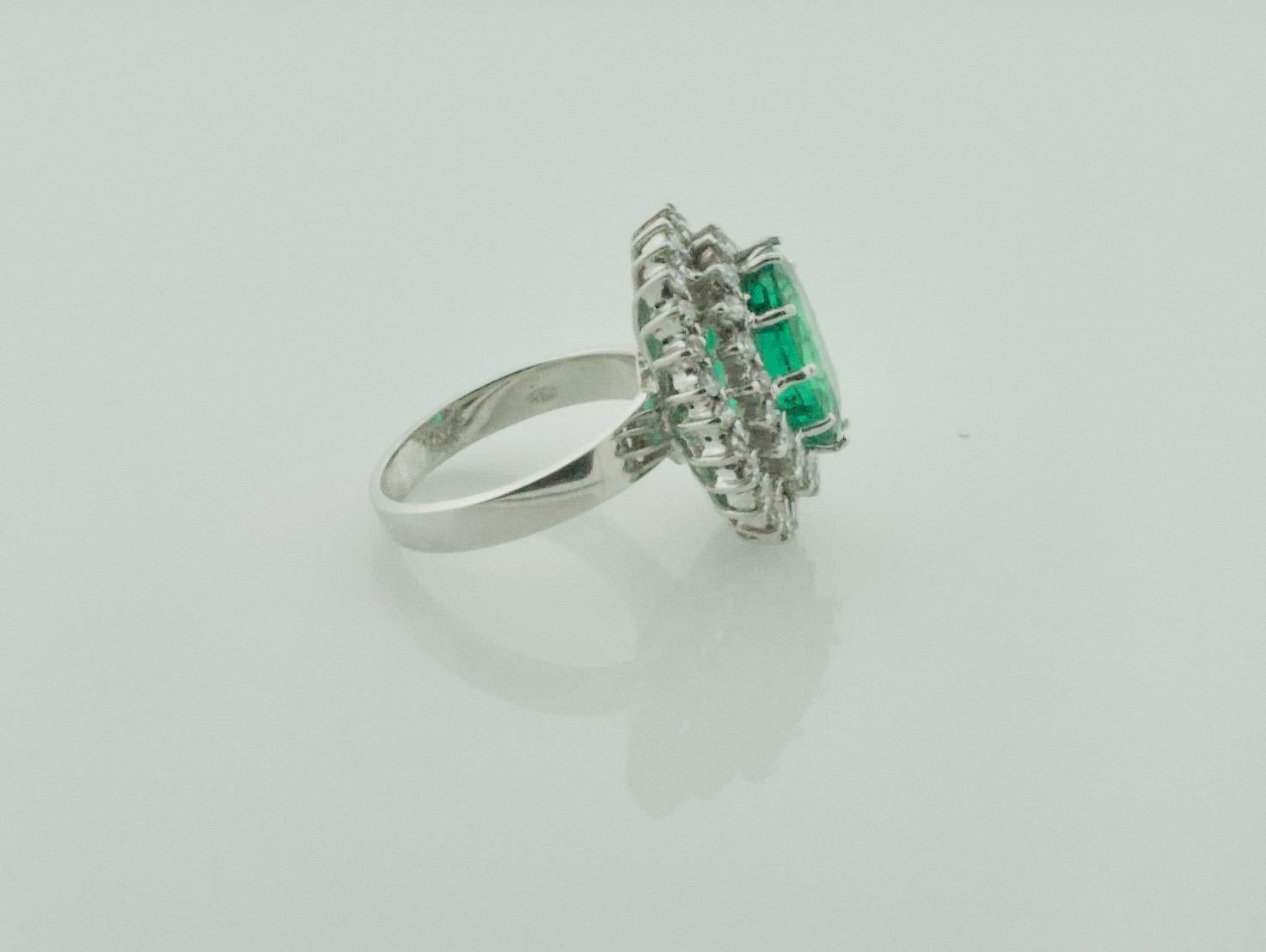 Women's or Men's 4.49 Carat Emerald and Diamond Ring in 18 Karat with GIA Certificate For Sale