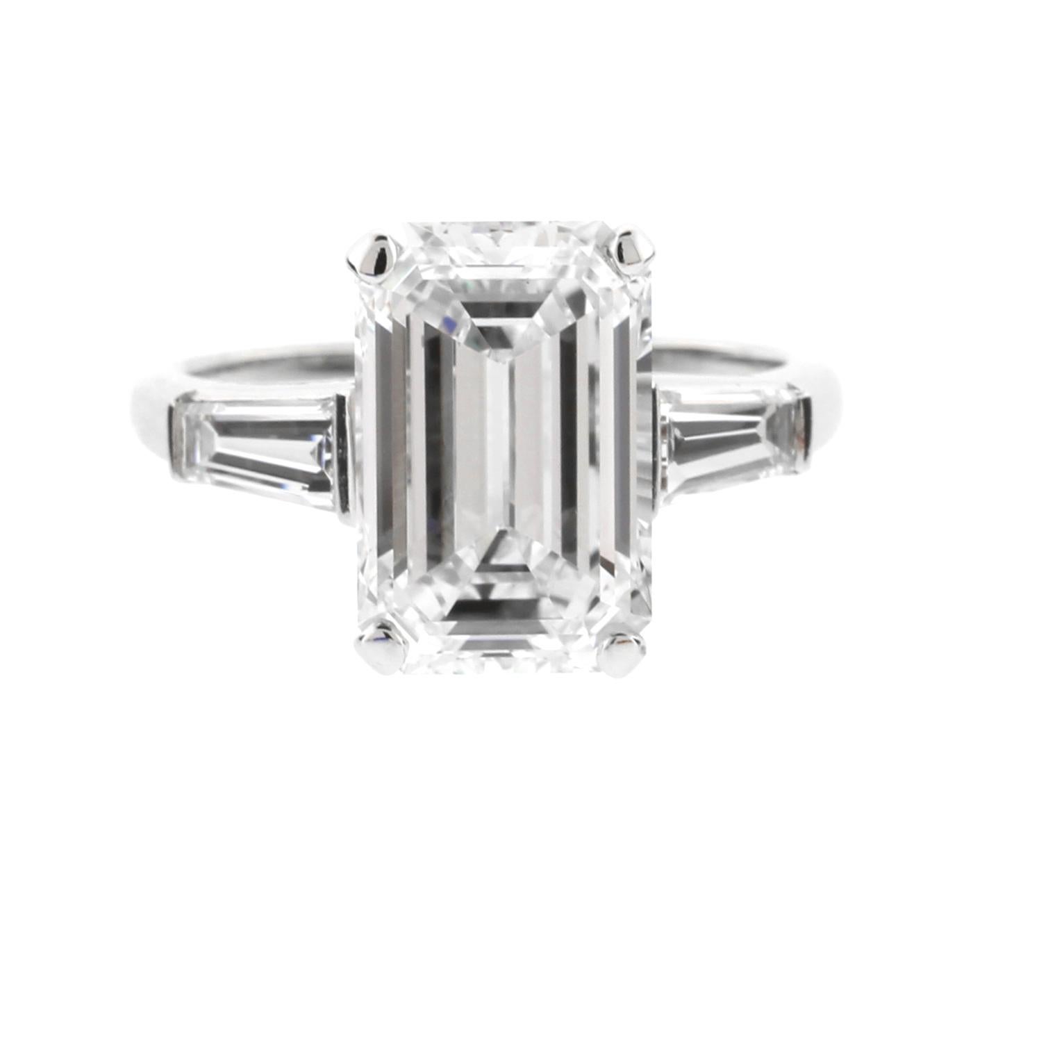 G.I.A. Solitär-Ring mit 4,39 Karat Diamant im Smaragdschliff im Zustand „Neu“ im Angebot in Bethesda, MD