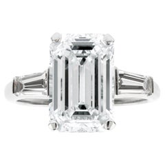 Bague solitaire en diamant taille émeraude de 4,39 carats G.I.A.